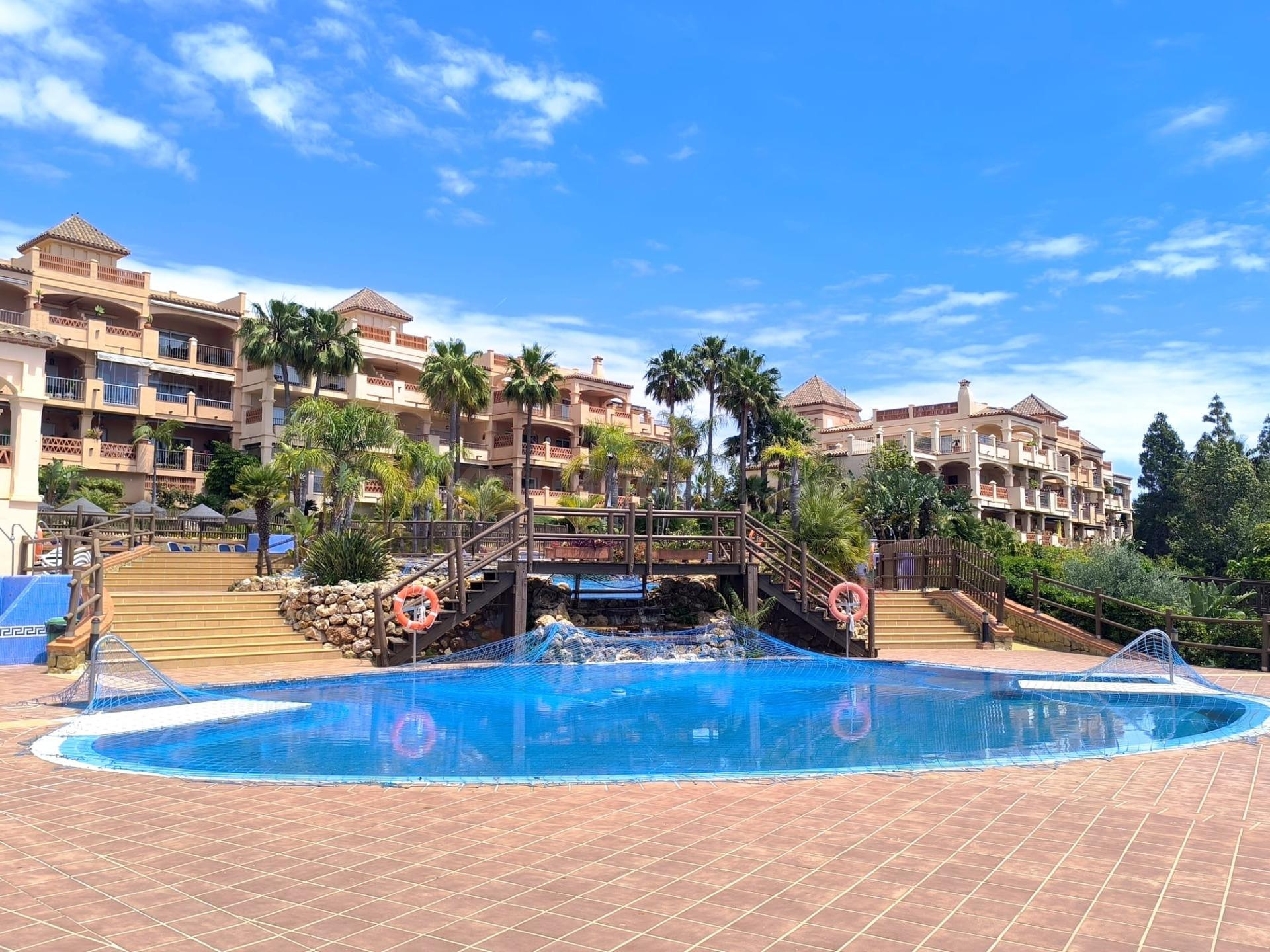 ESPECTACULAR Y AMPLIO APARTAMENTO CON 2 DORMITORIOS Y 2 BAÑOS EN VENTA EN BENALMADENA.