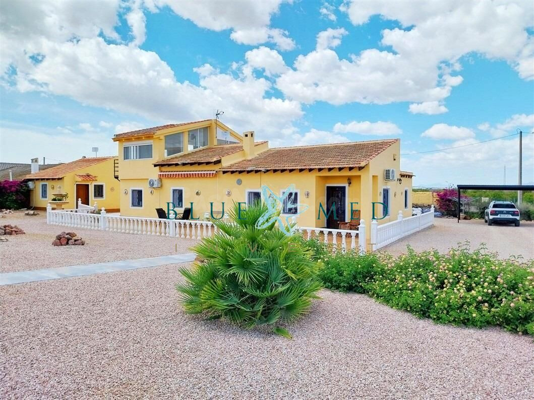 Villa rural de 5 dormitorios y 3 baños con dos apartamentos independientes para invitados