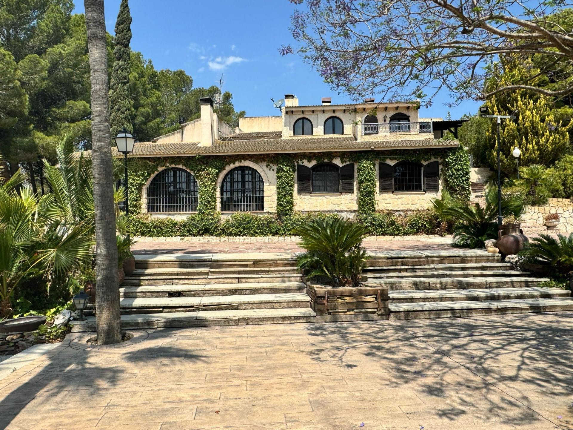 Casa de campo con negocio en Sax