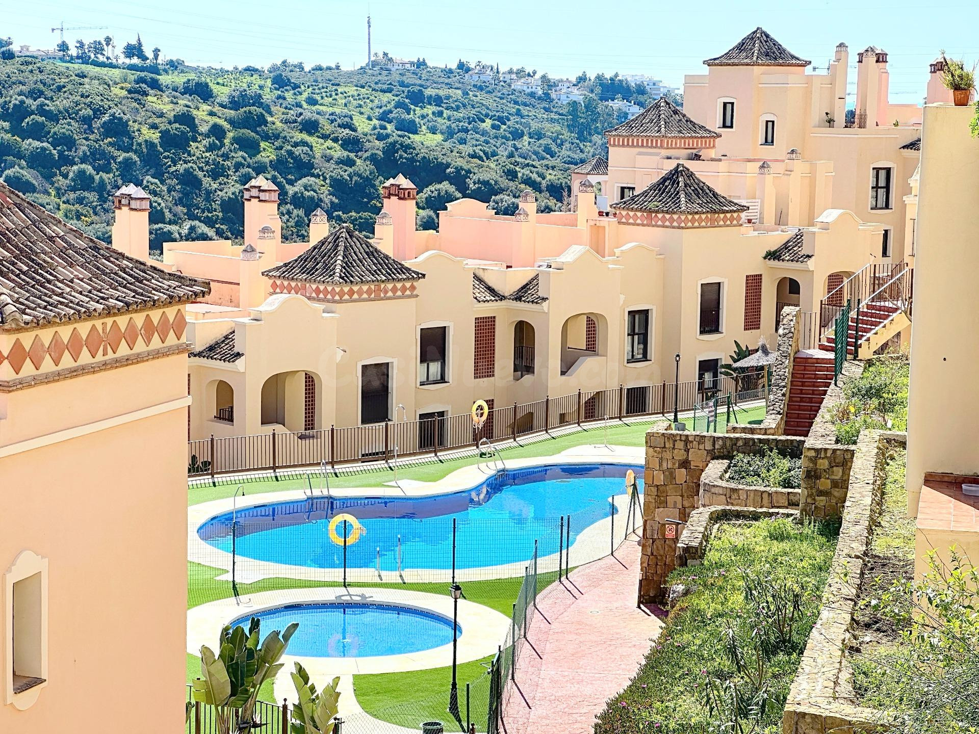 Exclusivo apartamento con gran terraza acristalada y vistas abiertas en Valle Romano, Estepona