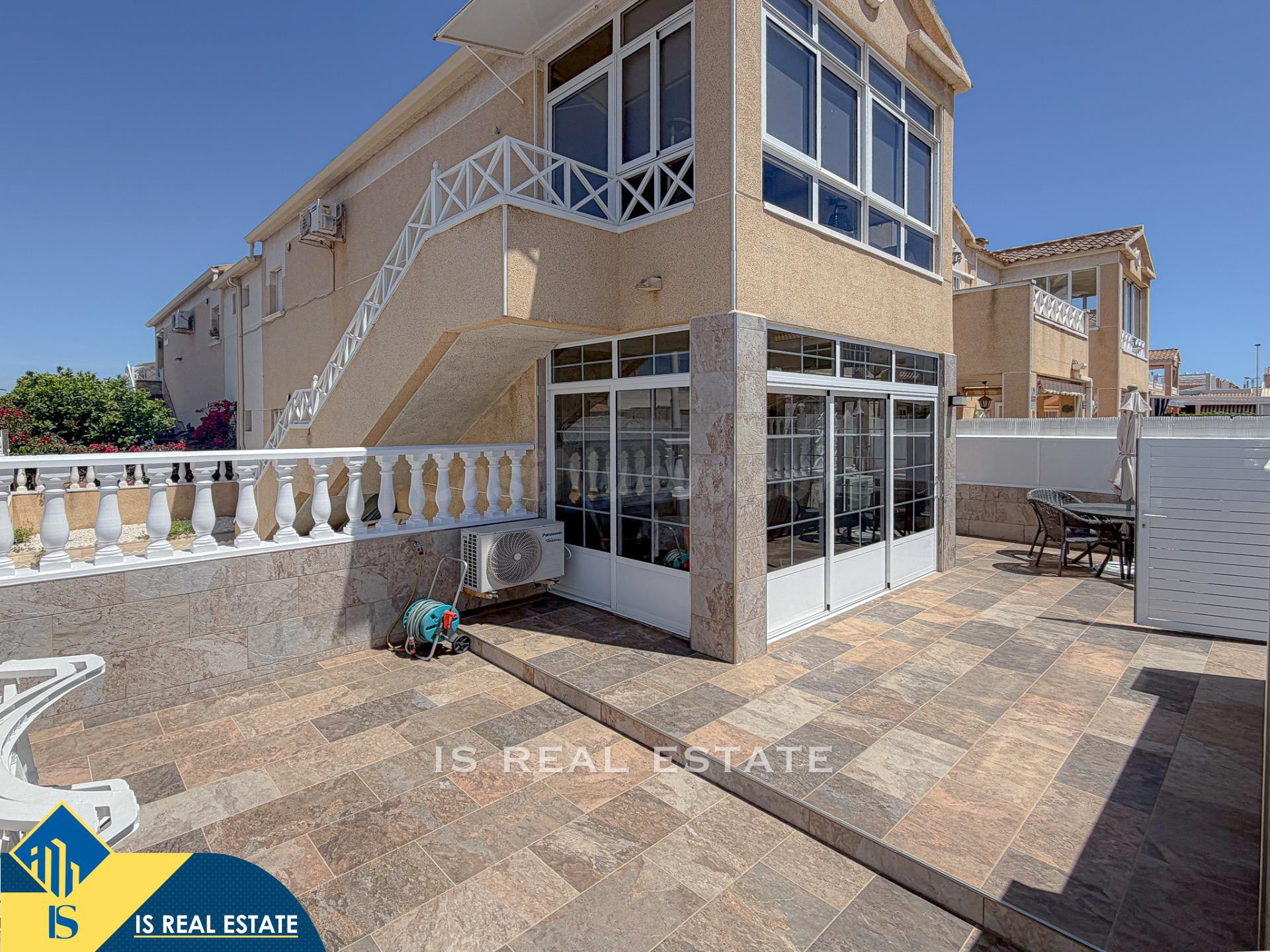 Exclusivo Bungalow en esquina con espectacular diseño + Gigantesca terraza con Parking para coche + Piscina Comunitaria