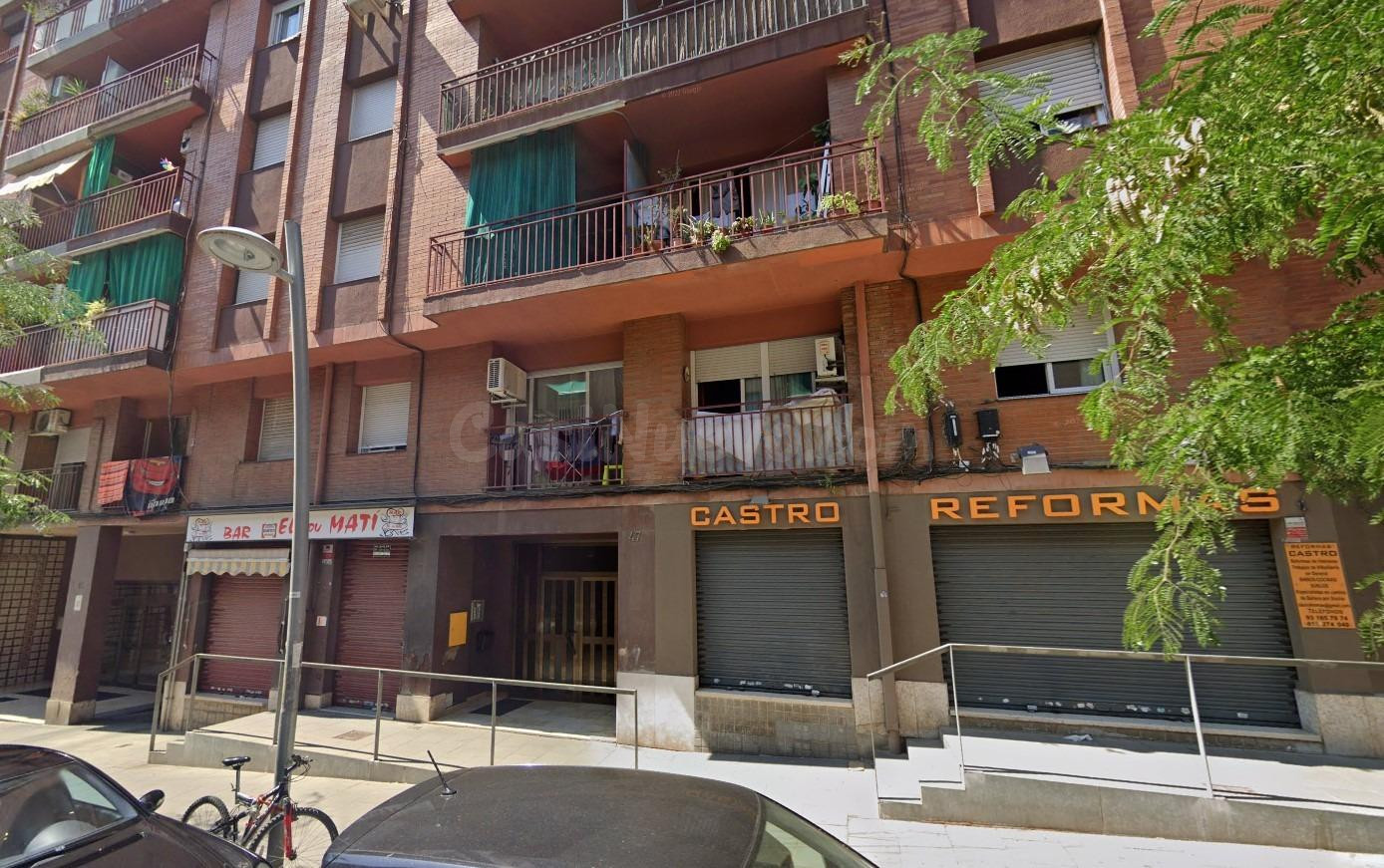 Se vende piso ALQUILADO en Calle Dos de Maig de Viladecans (Barcelona).
