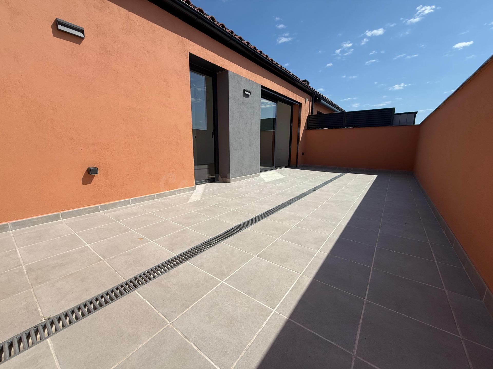 DÚPLEX DE OBRA NUEVA CON TERRAZA Y PISCINA COMUNITARIA