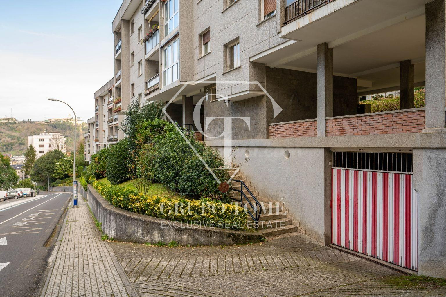 Amplia plaza de garaje cerrada con zona de lavado en Calle Portuene - foto 3