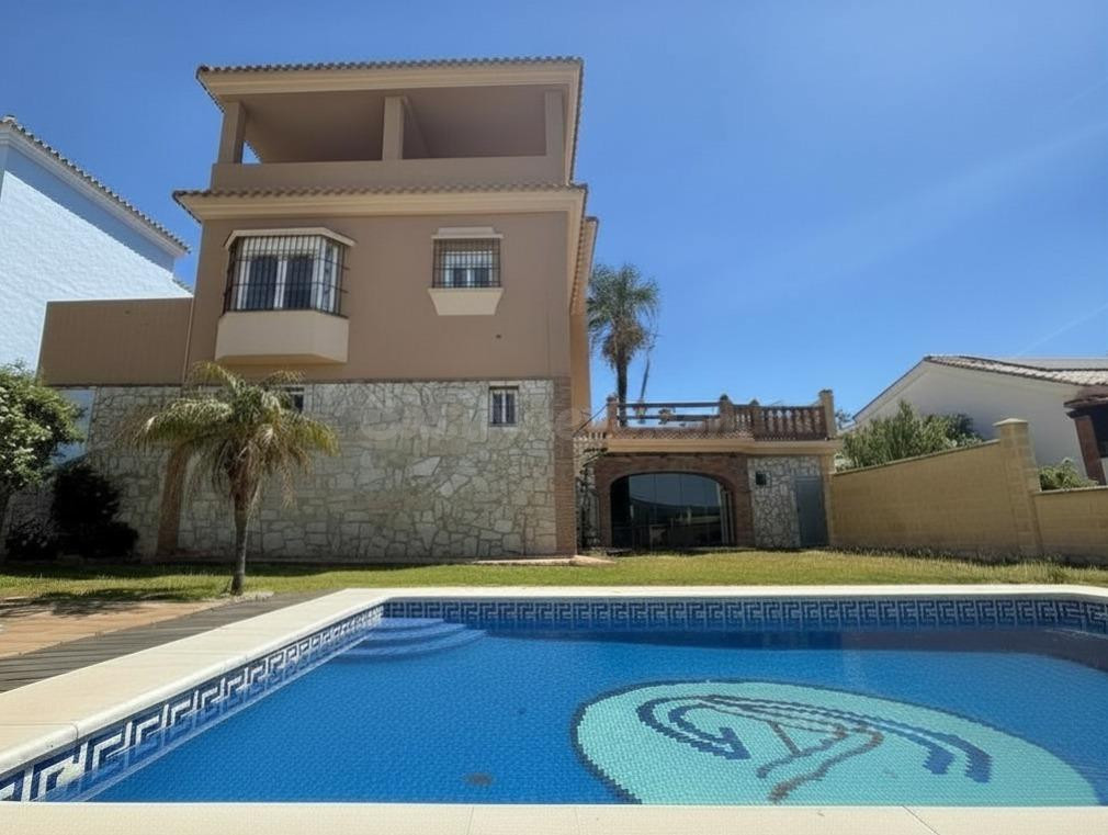 Vivienda independiente con jardín y piscina junto a la playa de Getares