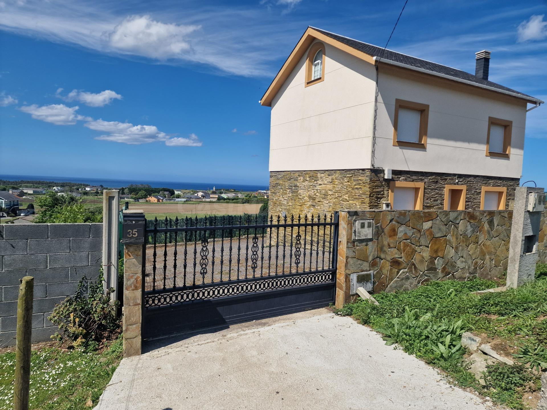 ESTUPEPENDA CASA EN VENTA EN  RIBADEO CON VISTAS AL MAR