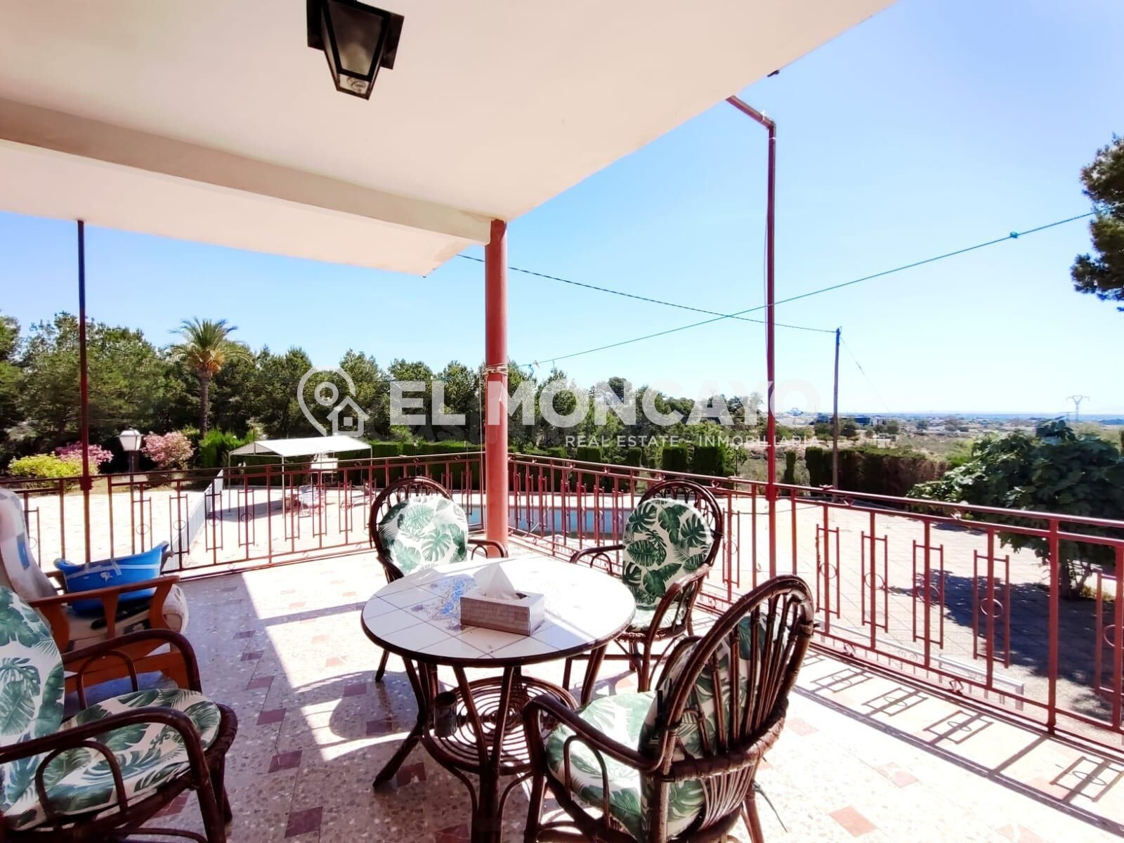 Fantástica finca rústica con amplia parcela y piscina privada junto a la localidad de Crevillente, Alicante, Costa Blanca