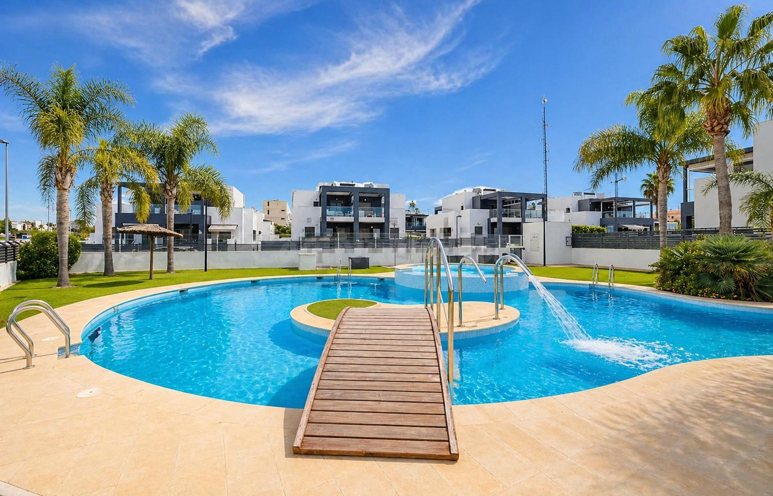ESPECTACULAR DÚPLEX MODERNO CON JARDÍN PRIVADO Y SOLÁRIUM EN RESIDENCIAL PREMIUM – TORREVIEJA