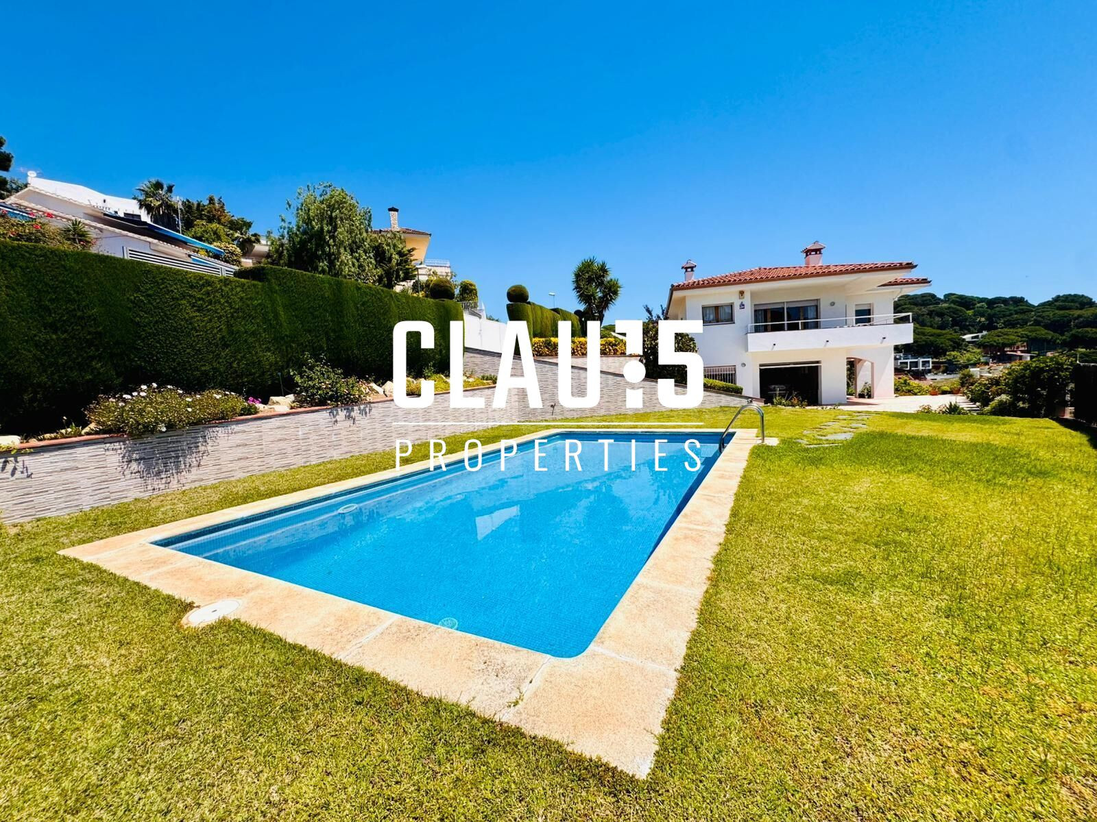 Casa independiente en venta con piscina privada y espectaculares vistas al mar en Sant Pol de Mar
