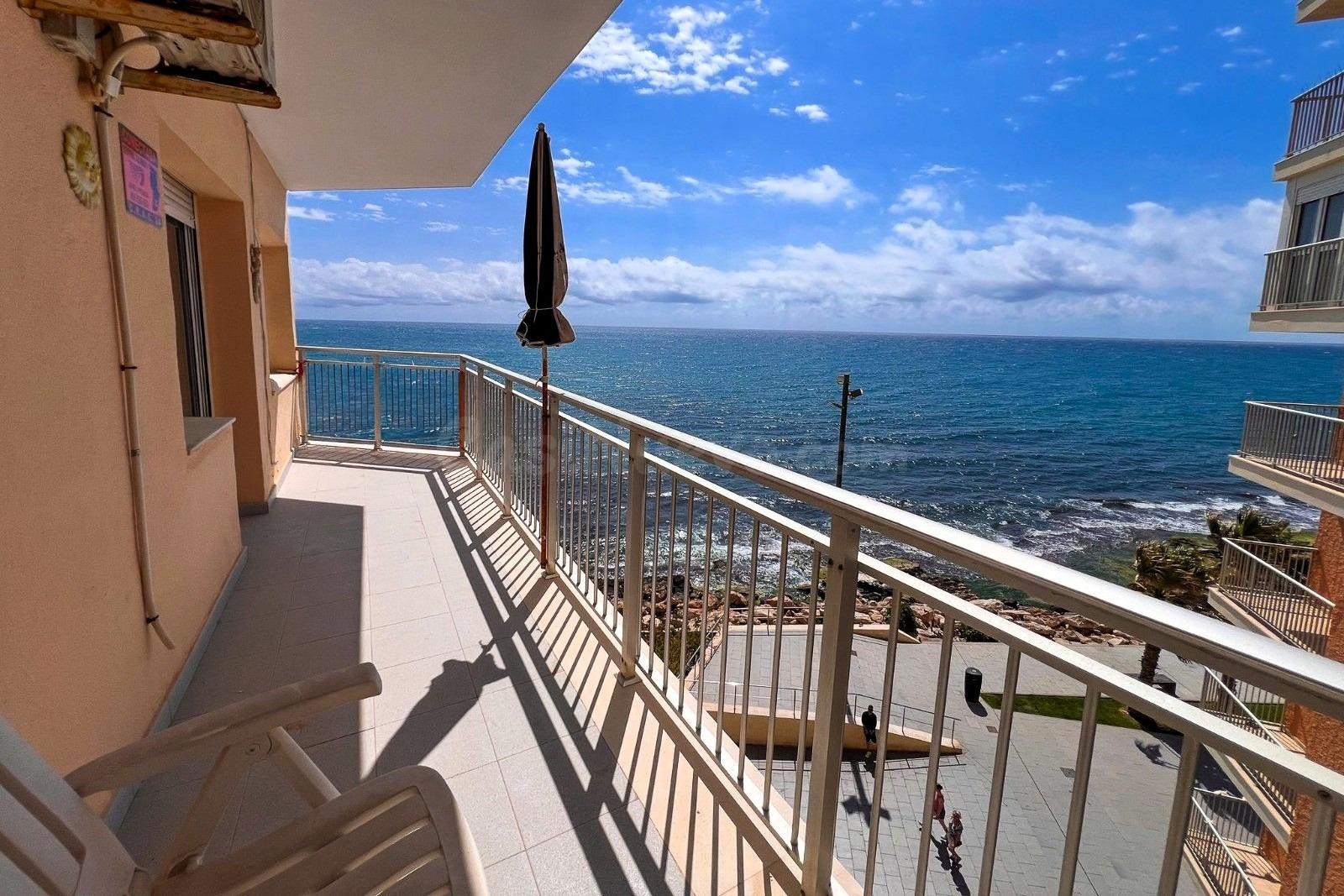Apartamento luminoso y espacioso (4.ª planta – aprox. 82 m2 + balcón grande). ¡Orientación sureste, piscina comunitaria y en primera línea de playa en Playa del Cura!