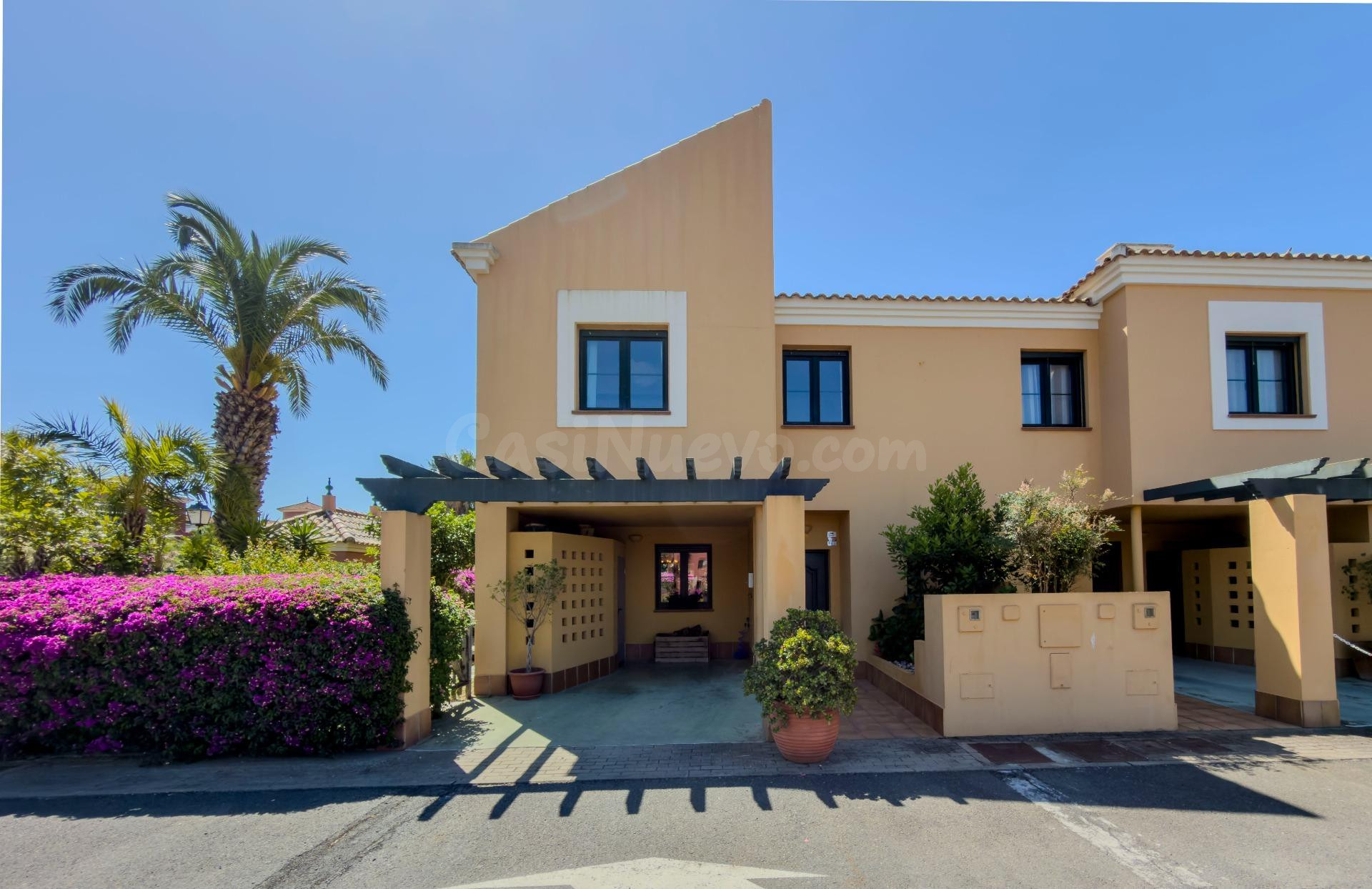 Exclusivo chalet de esquina con gran jardín privado junto al Golf de Isla Canela