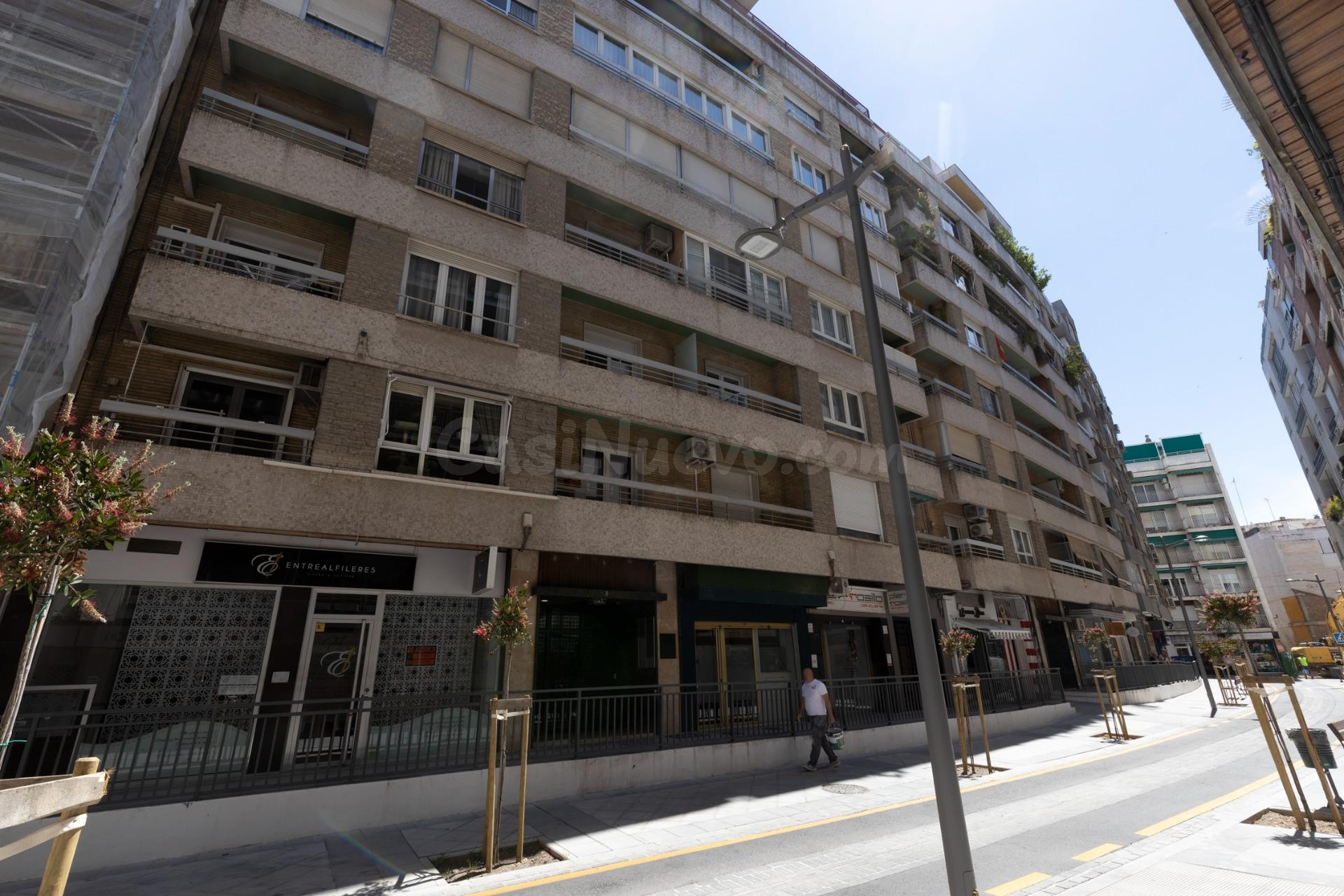 Amplia vivienda en pleno centro de Granada.