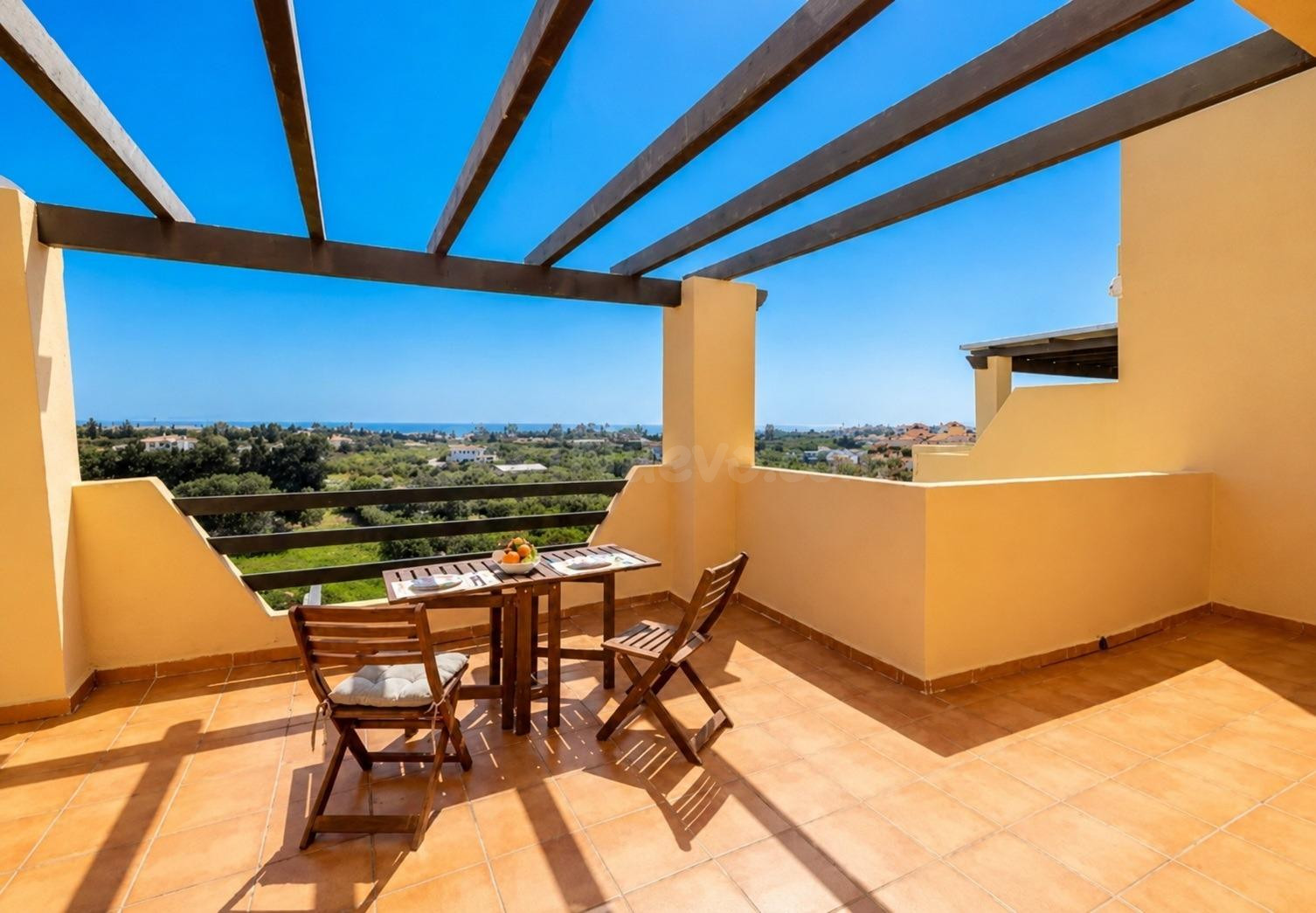 Ático Dúplex Exclusivo con Vistas Panorámicas al Mediterráneo, Gibraltar y África.