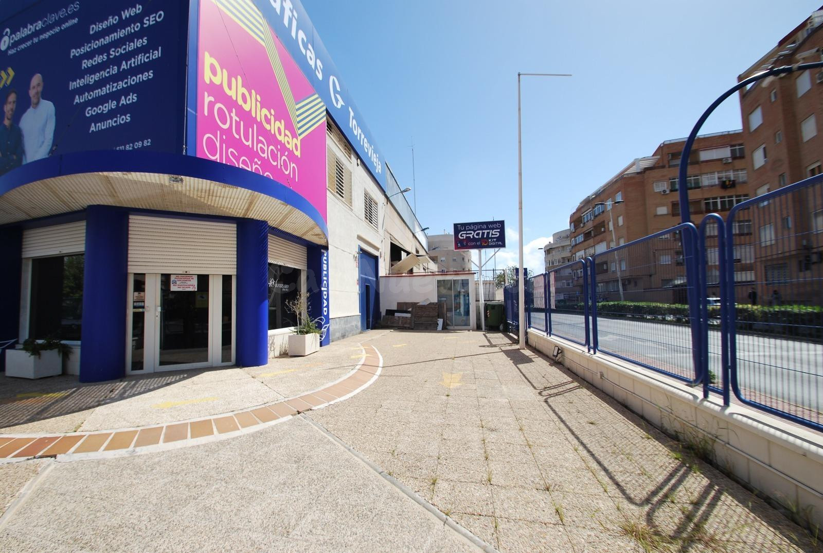 Local comercial 350m² en venta - torrevieja