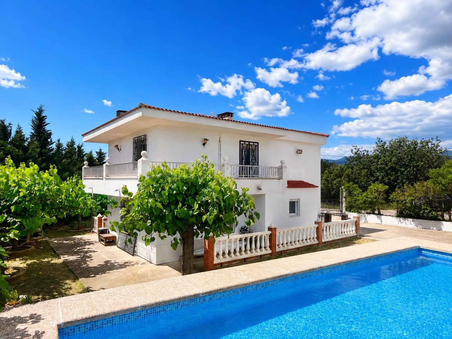 Encantadora finca con piscina y vistas a la montaña en Roquetes