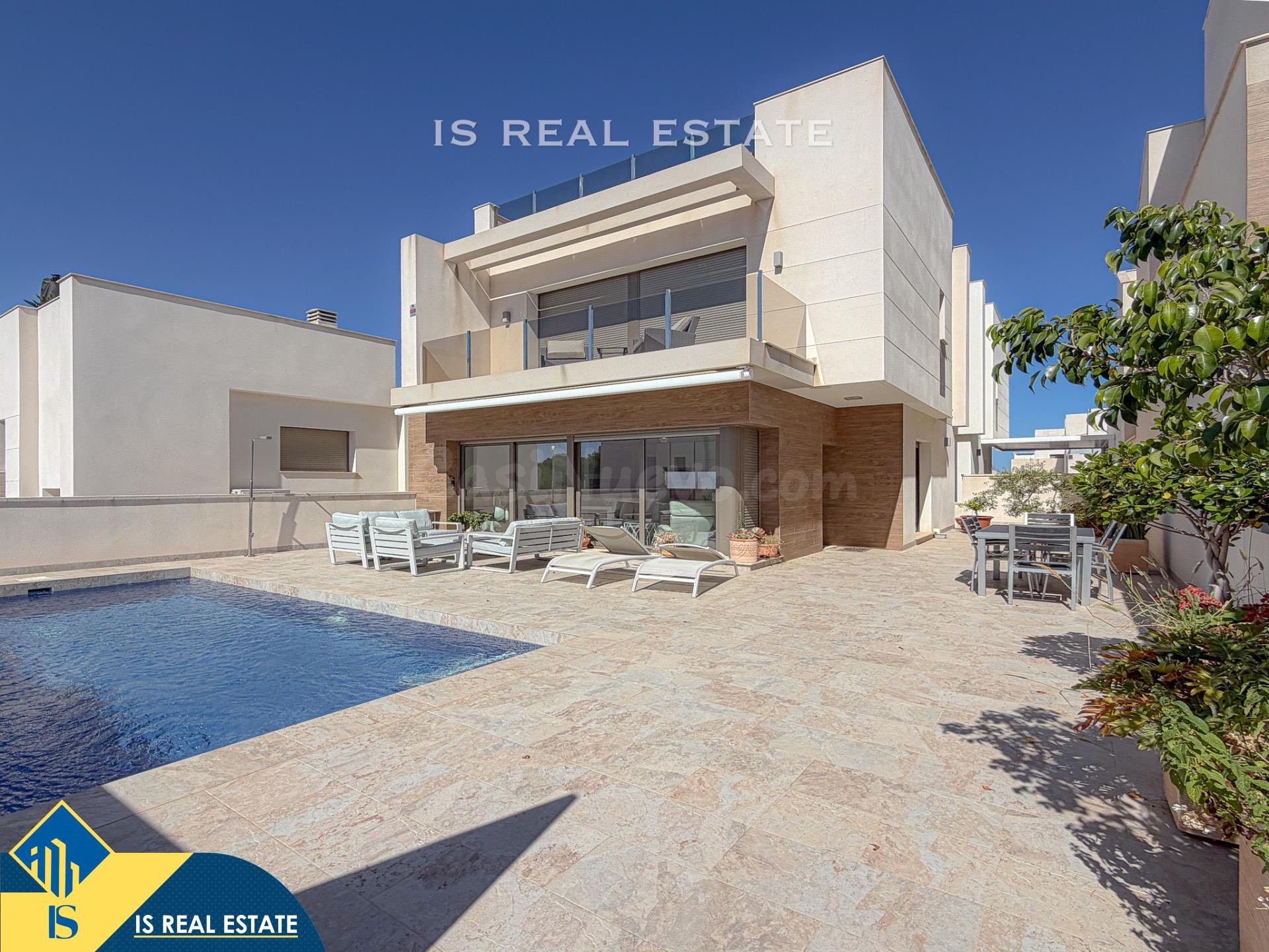 Exclusiva Villa con gigantesca parcela y piscina privada + Gran Solarium con increíbles vistas panorámicas