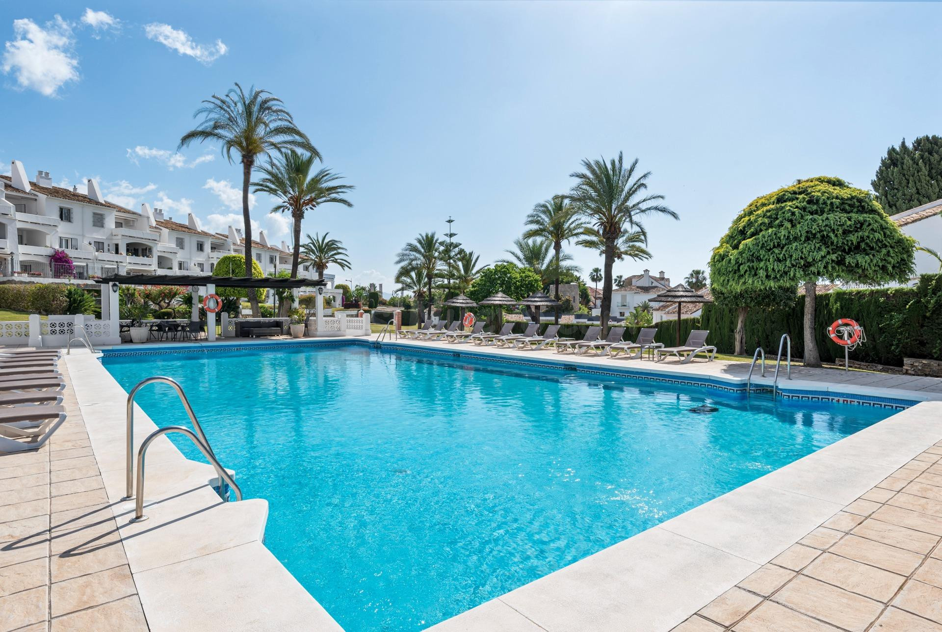 Apartamento de 3 dormitorios en planta baja en Urb. Malambo, Nueva Andalucía