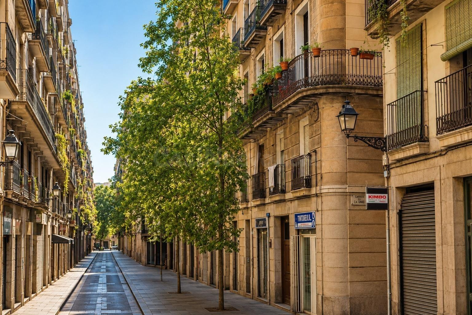 EXCLUSIVA VIVIENDA REFORMADA, CON PATIO DE 30M2, JUNTO AL LICEU.