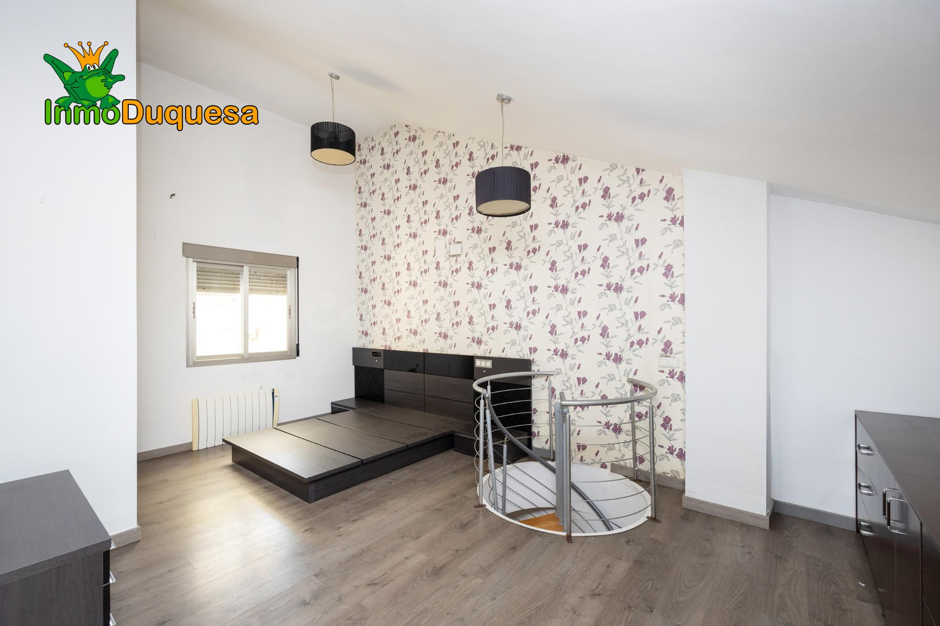 Piso duplex de 4 Dorm. en Santa Fe con plaza de aparcamiento y trastero.