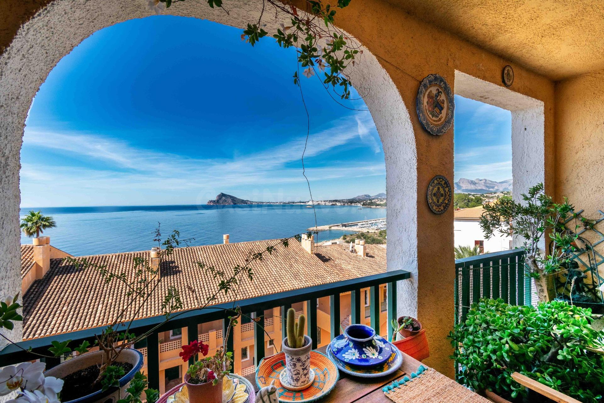 * Apartamento de 2 dormitorios con impresionantes vistas, garaje y piscina en Mascarat *