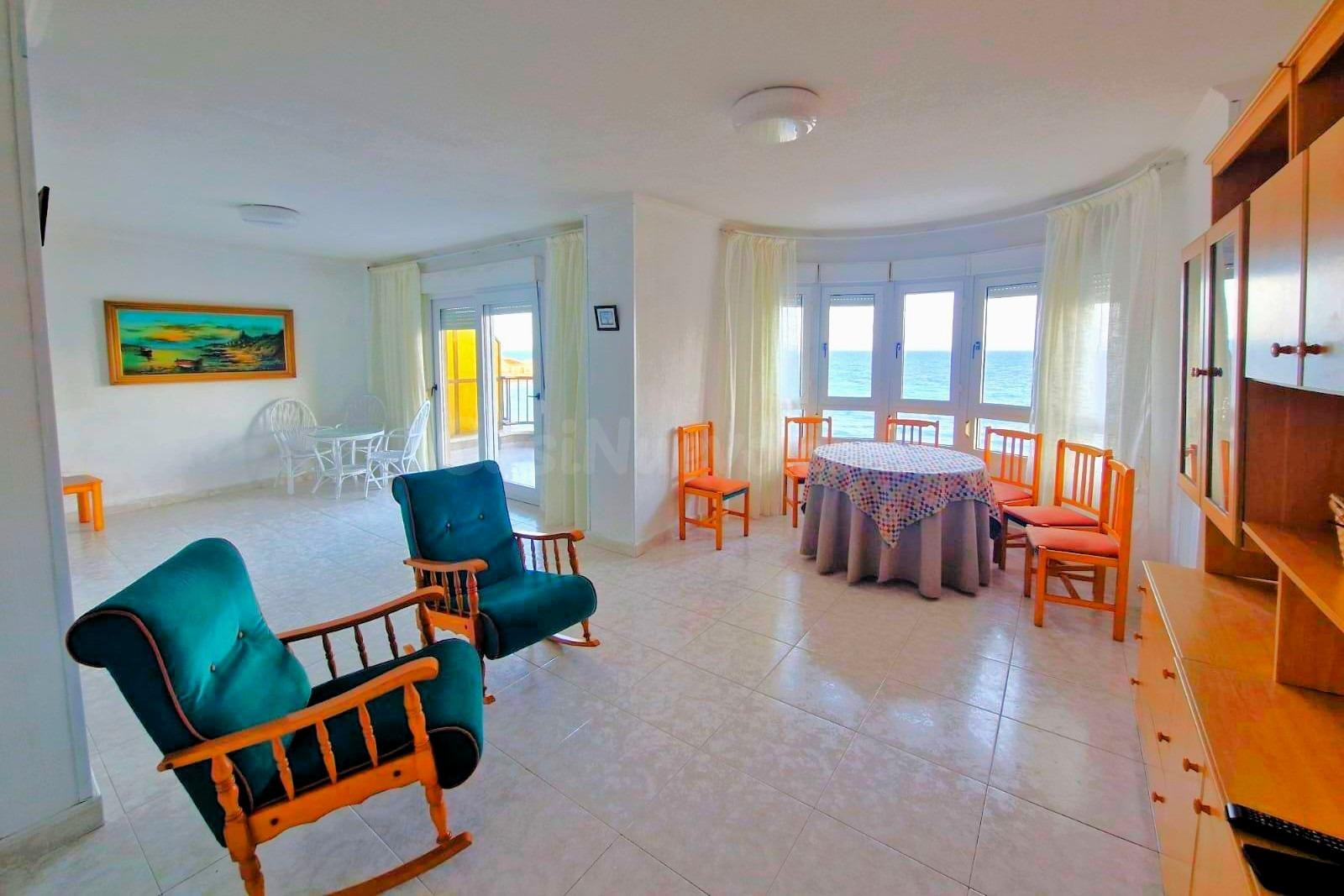 ¡Maravilloso apartamento (119 m2 - 2.ª planta) con gran balcón frente al mar (sureste) en primera línea de Playa de los Locos!
