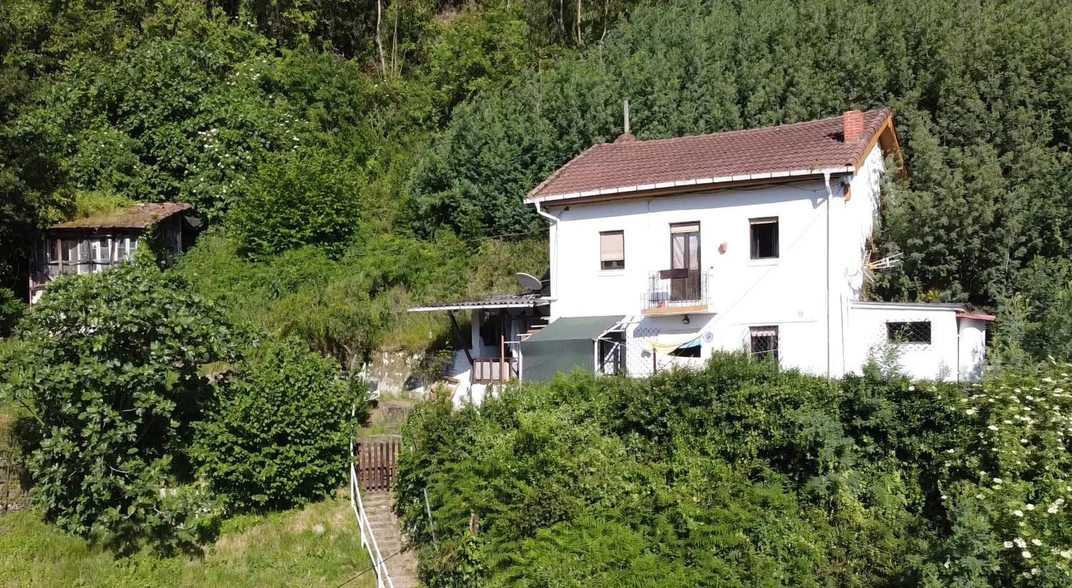 CASA CON JARDÍN, TERRAZA Y COCHERA EN MIERES – LISTA PARA ENTRAR A VIVIR