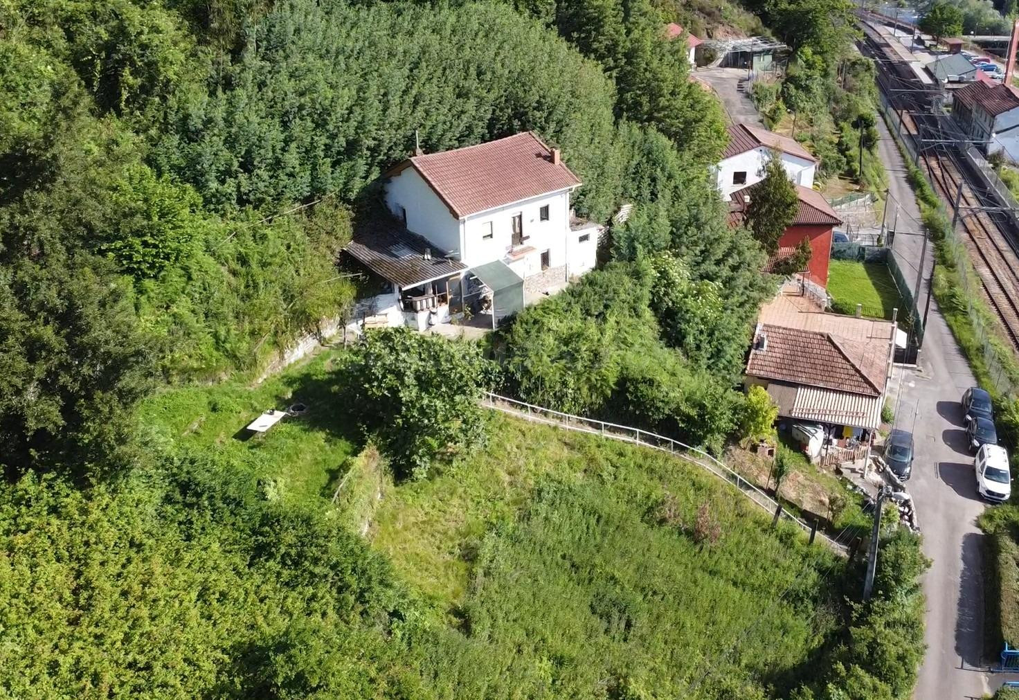 CASA CON JARDÍN, TERRAZA Y COCHERA EN MIERES – LISTA PARA EN - foto 3