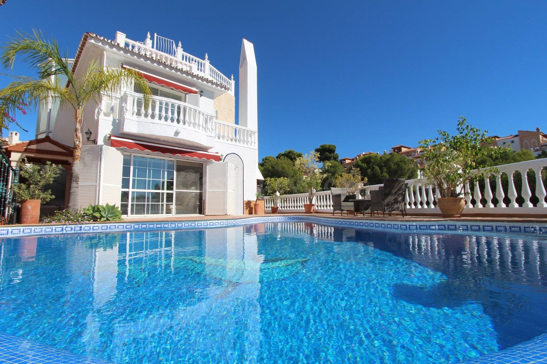 FANTASTICA VILLA CON 4 habitaciones / BURRIANA