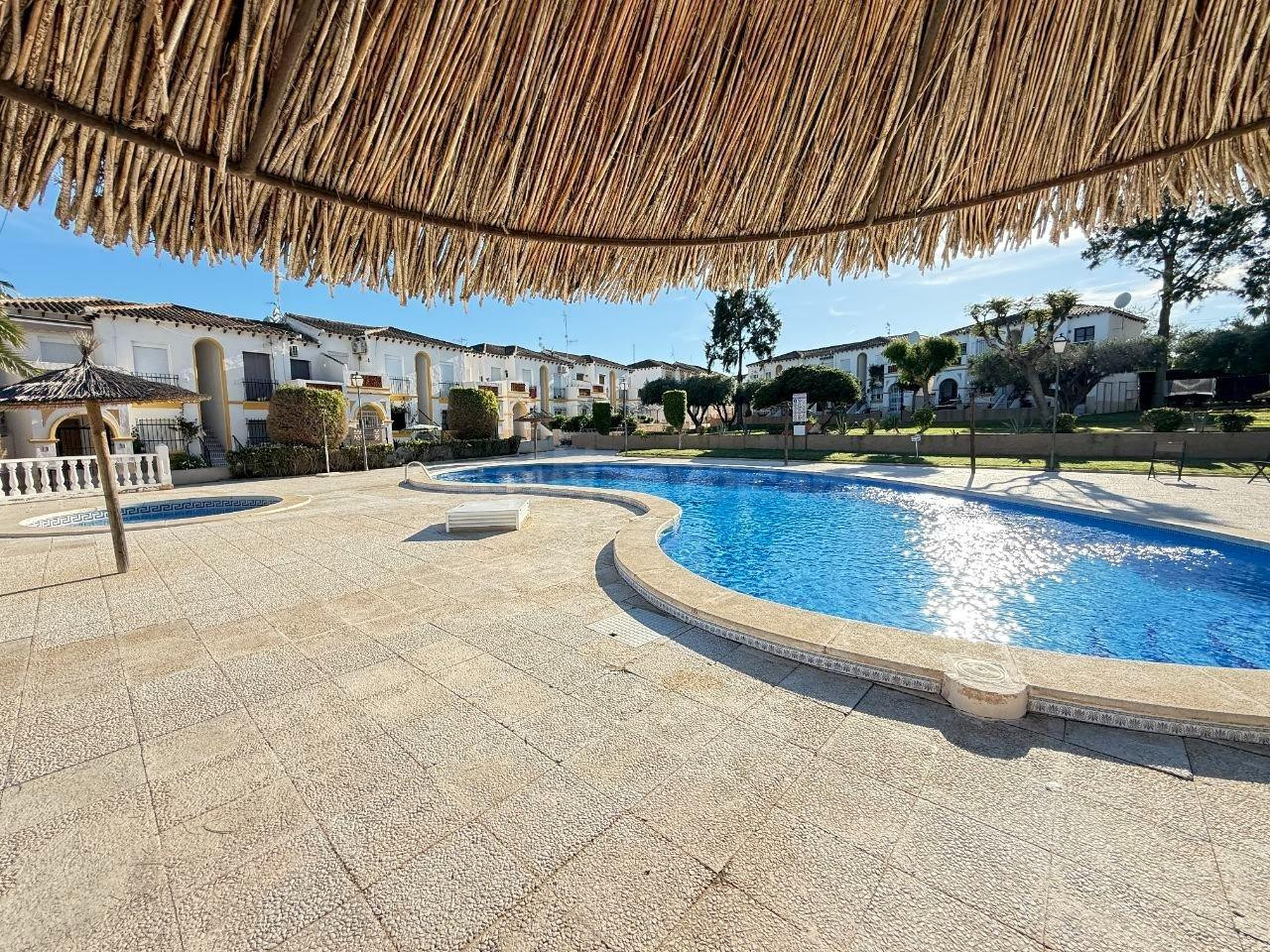 Casa adosada de un dormitorio con piscina comunitaria | Torrevieja (zona de Aguas Nuevas)
