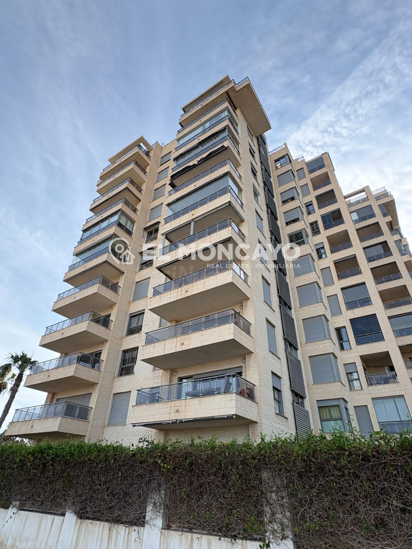 Fantástico apartamento con impresionantes vistas junto al puerto deportivo de Guardamar del Segura, Alicante, Costa Blanca