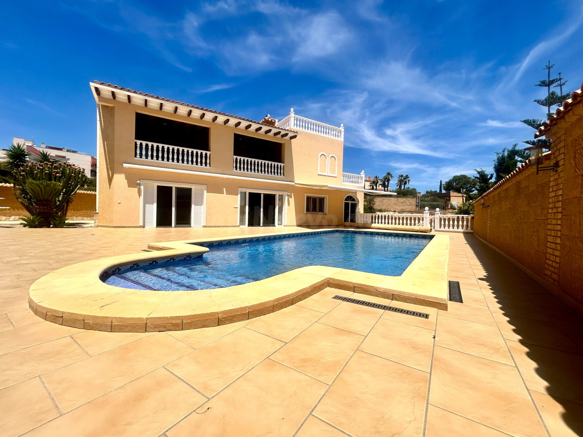 EXCLUSIVA VILLA CON VISTAS AL MAR EN CALARREONA – ÁGUILAS!