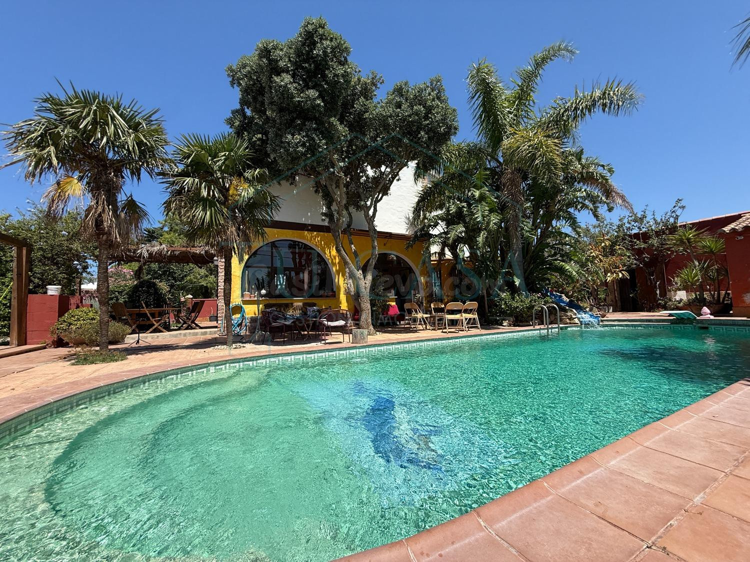 Se vende precioso terreno de 900 m2 con un gran chalet principal y otra construcción independiente