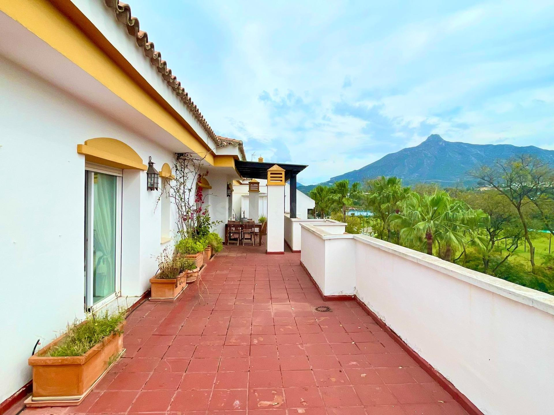 Exclusivo Ático con Gran Terraza en La Dama de Noche – Excelente Inversión Vacacional junto a Puerto Banús.