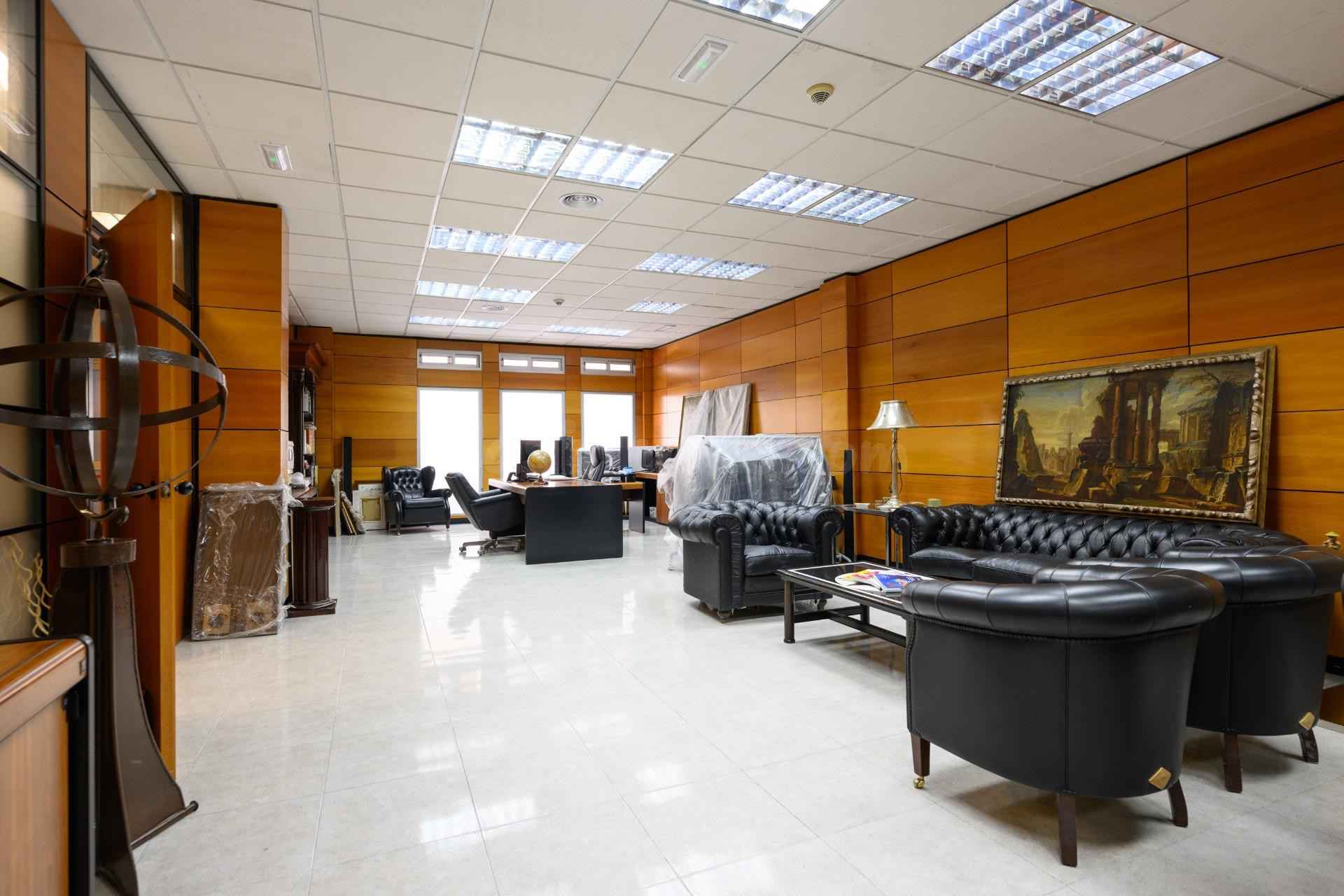 Oficina a nivel de calle entre la Avenida Marítima y Rafael Cabrera.