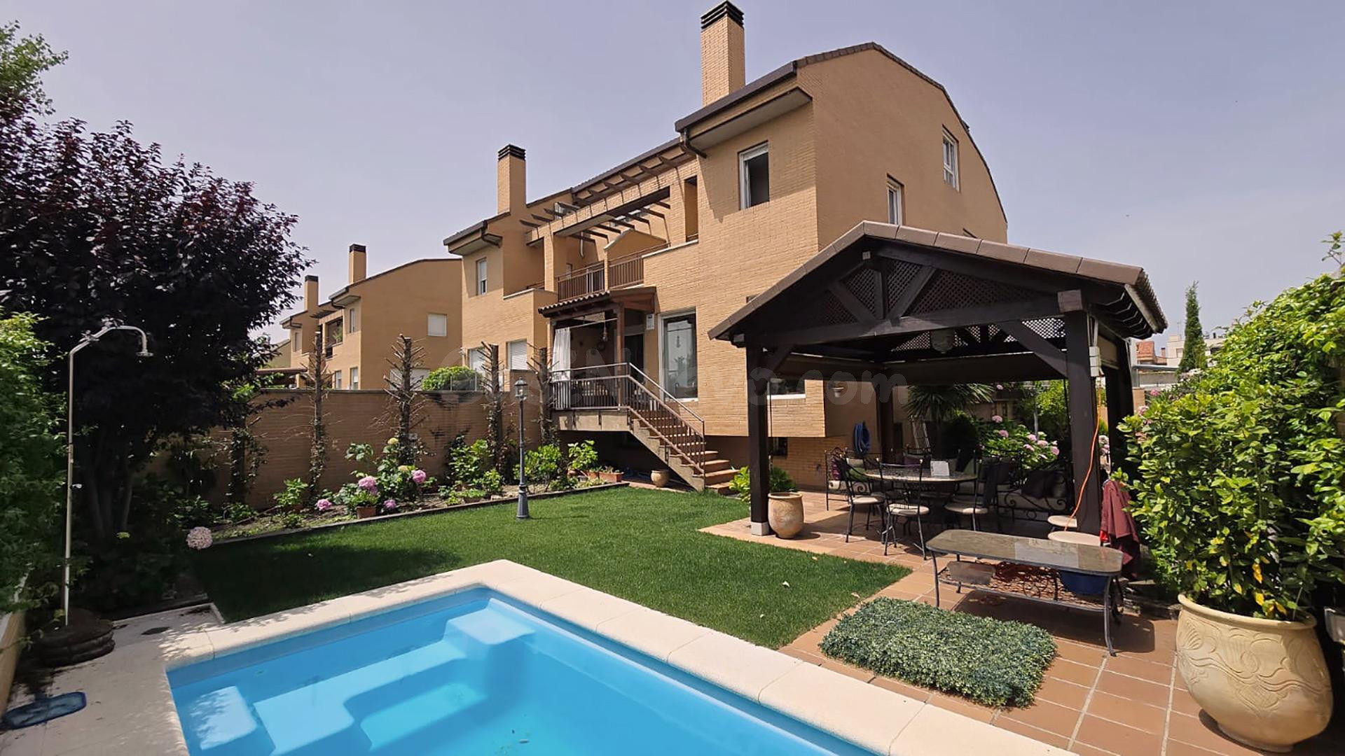 ¡CHICAS ESTUDIANTES! ÚLTIMA HABITACIÓN CON PISCINA EN VILLANUEVA DE LA CAÑADA (MADRID)
