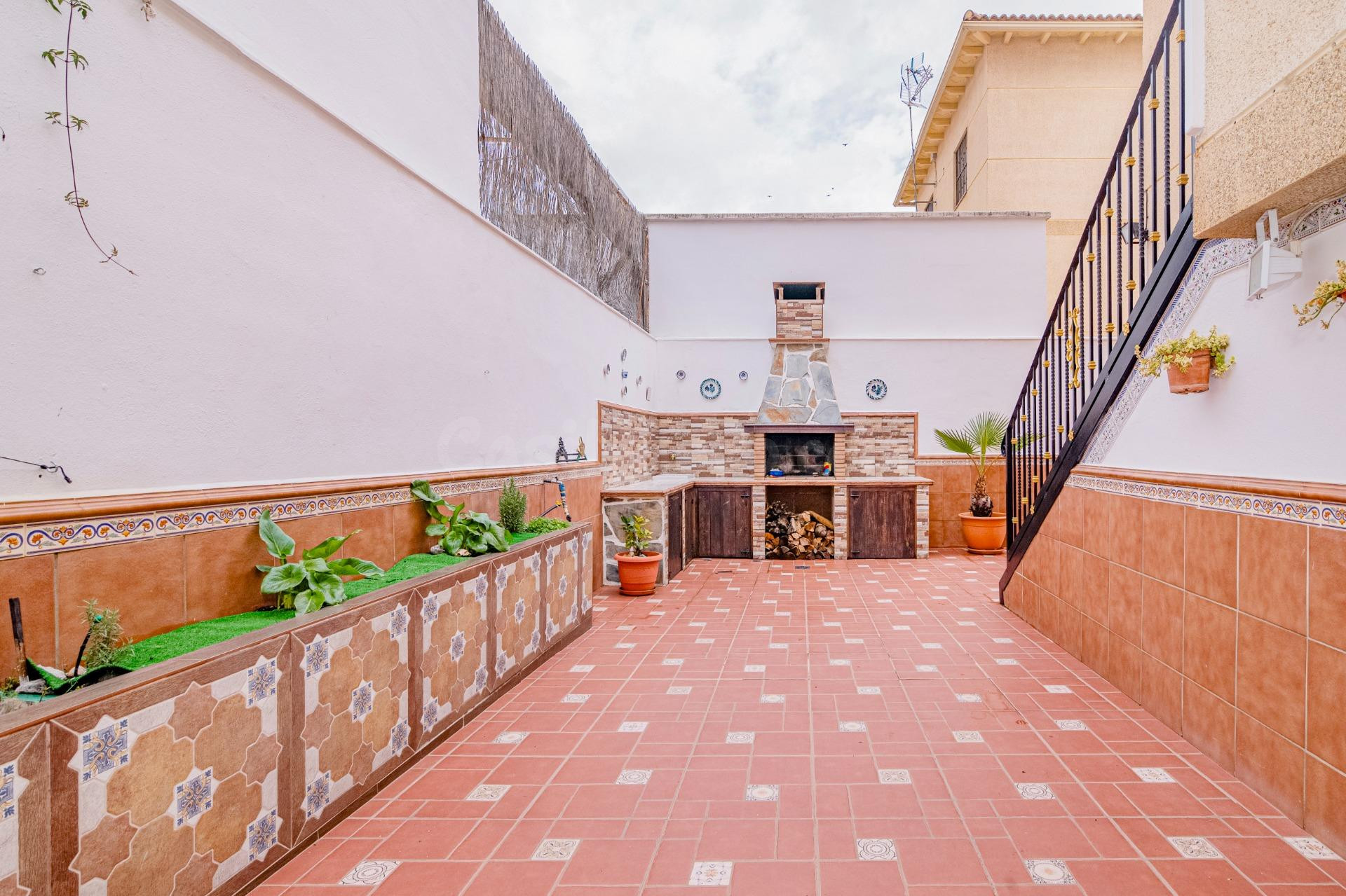 “Casa familiar con gran patio, placas solares y cochera dobl - foto 2