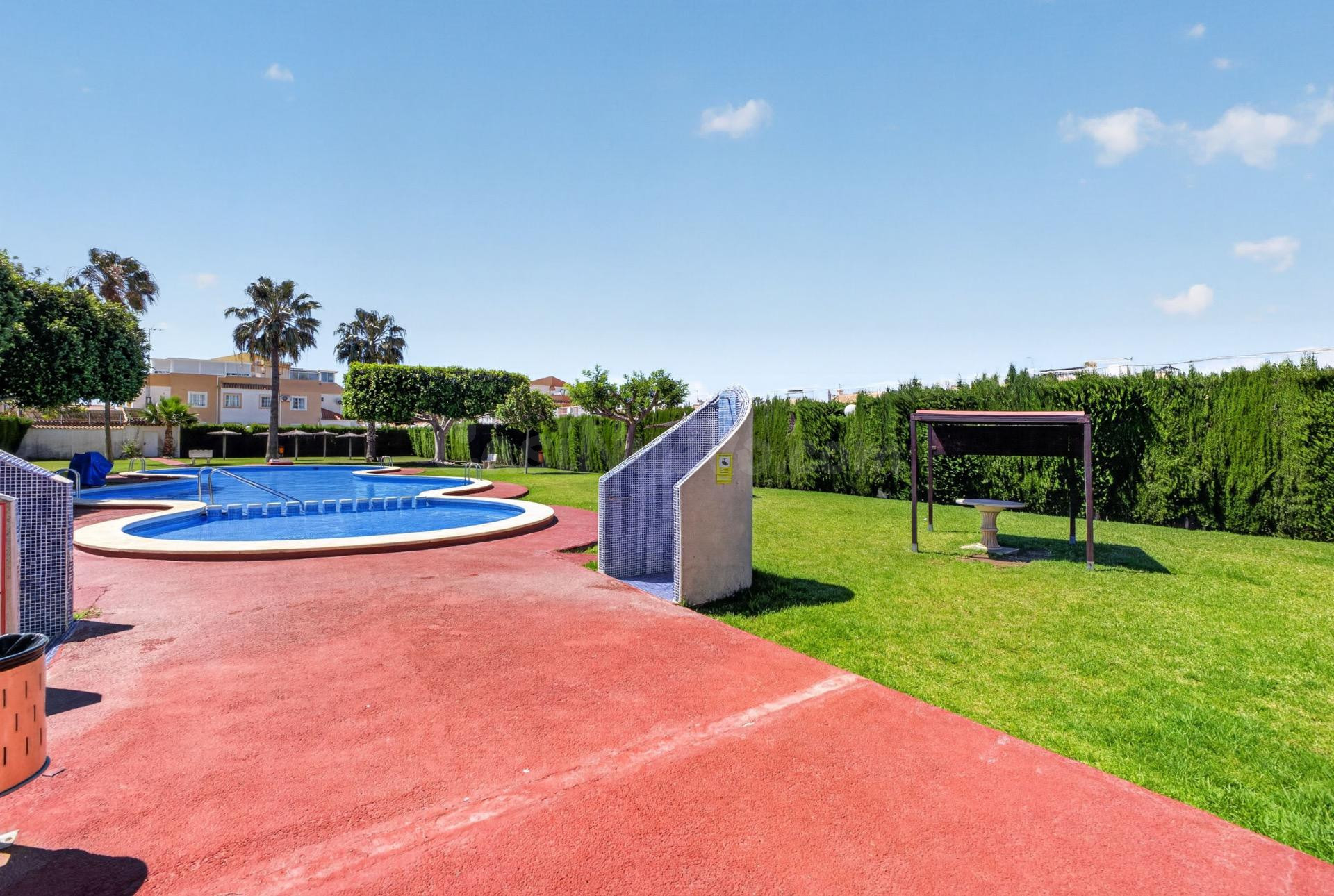 Planta baja de 2 dormitorios con terraza, patio y piscina comunitaria en Torrevieja