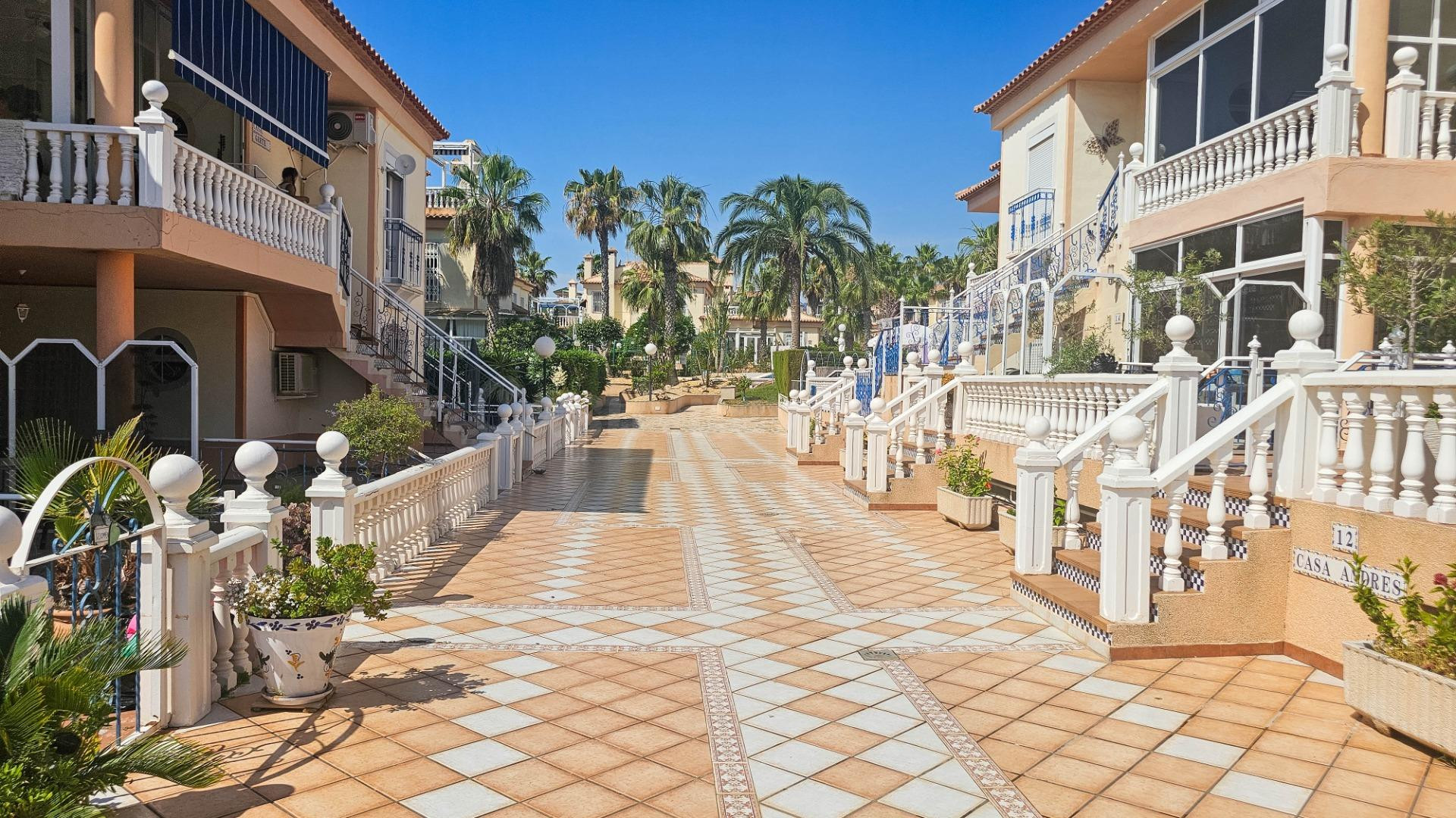 Se vende un bungalo de 2 dormitorios en comunidad con piscina en Los Altos de Torrevieja