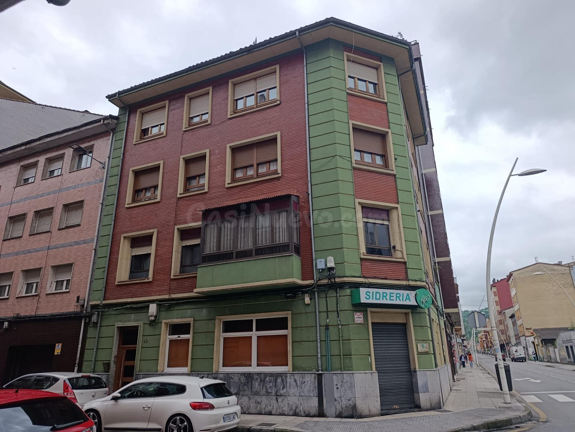 Amplio piso con terraza y enormes posibilidades en Sama de Langreo