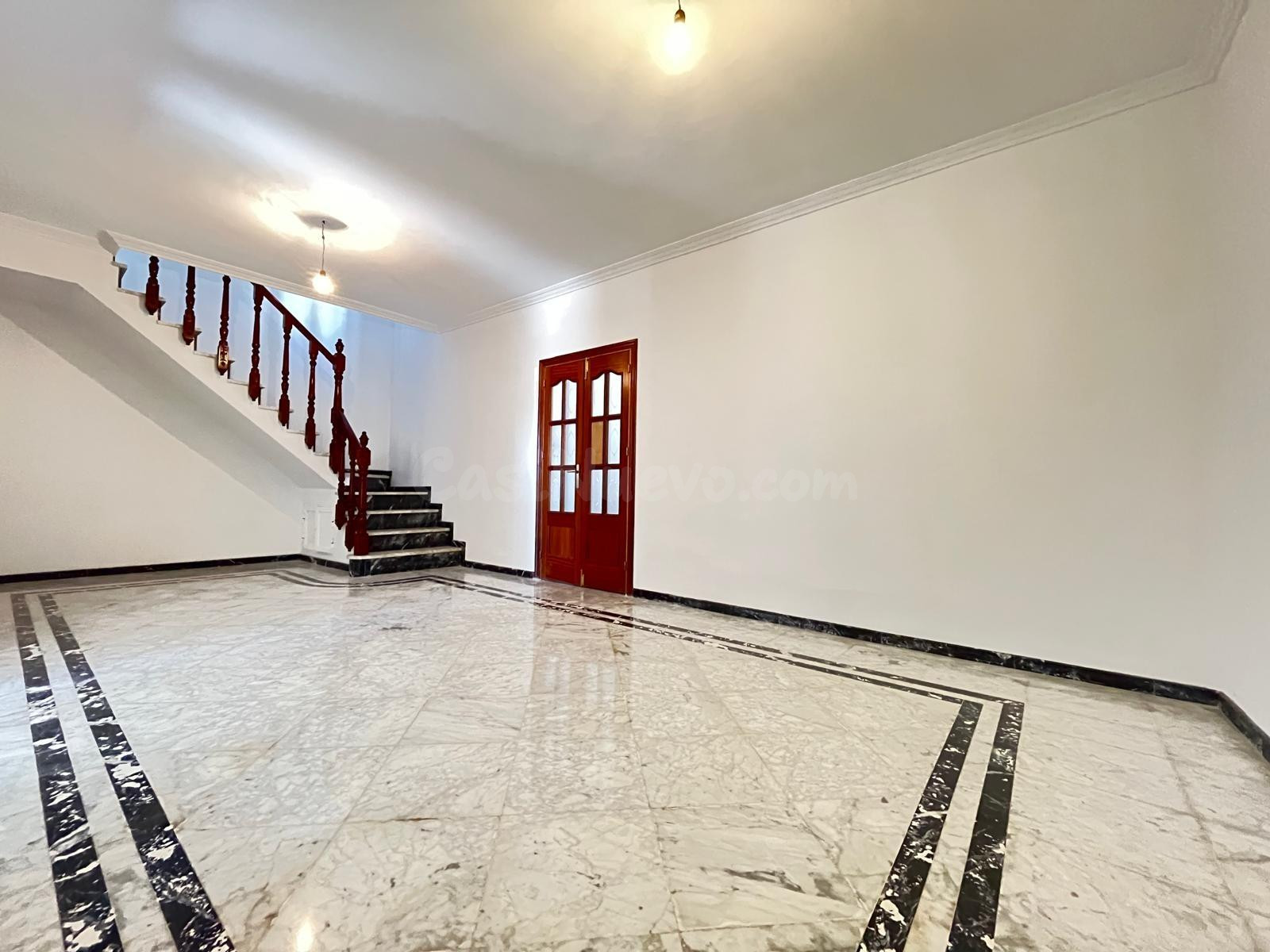 CASA CON PATIO Y AZOTEA, 5 habitaciones, 3WC EN AVENIDA ESPAÑA DOS HERMANAS