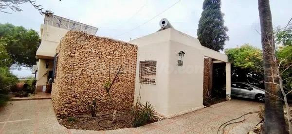 Chalet exclusivo con vistas al mar, la Alcazaba y Cabo de Gata. Vivienda única con gran potencial de inversión.