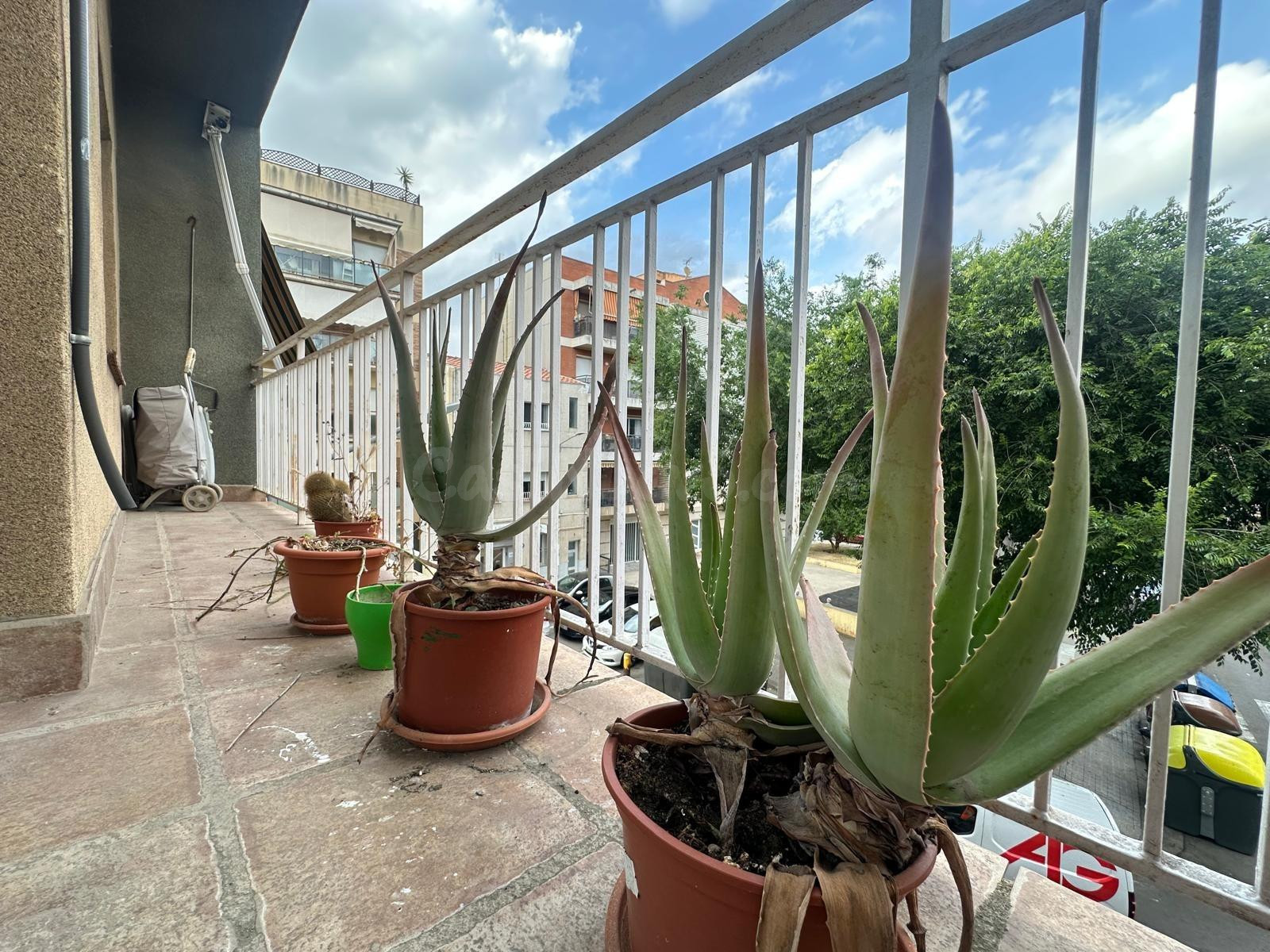 Piso de 4 habitaciones y balcón en Ca N'Oriac, Sabadell - ¡Tu Nuevo Hogar Te Espera! ✨