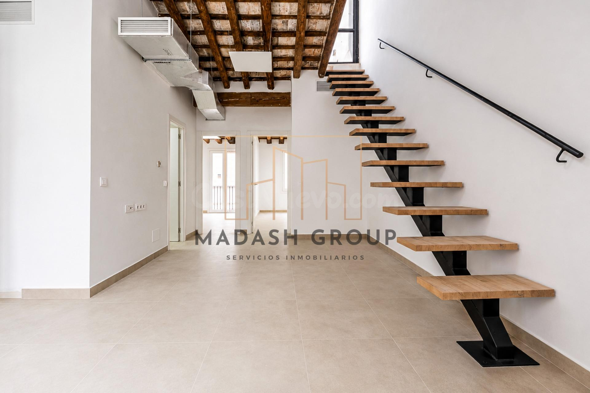 Ático dúplex reformado con espectacular terraza de 20 m2 en 