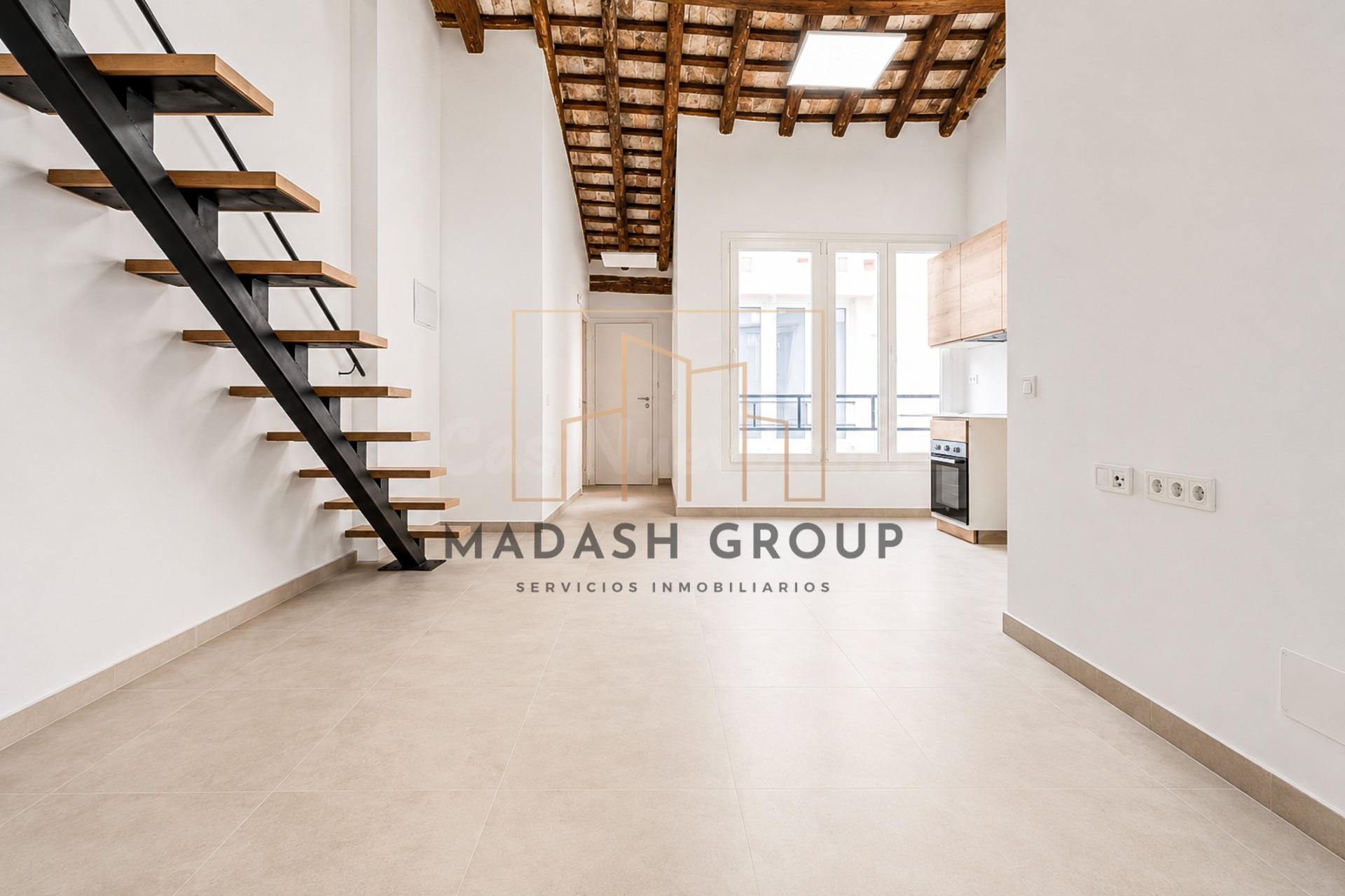 Ático dúplex reformado con espectacular terraza de 20 m2 en  - foto 3