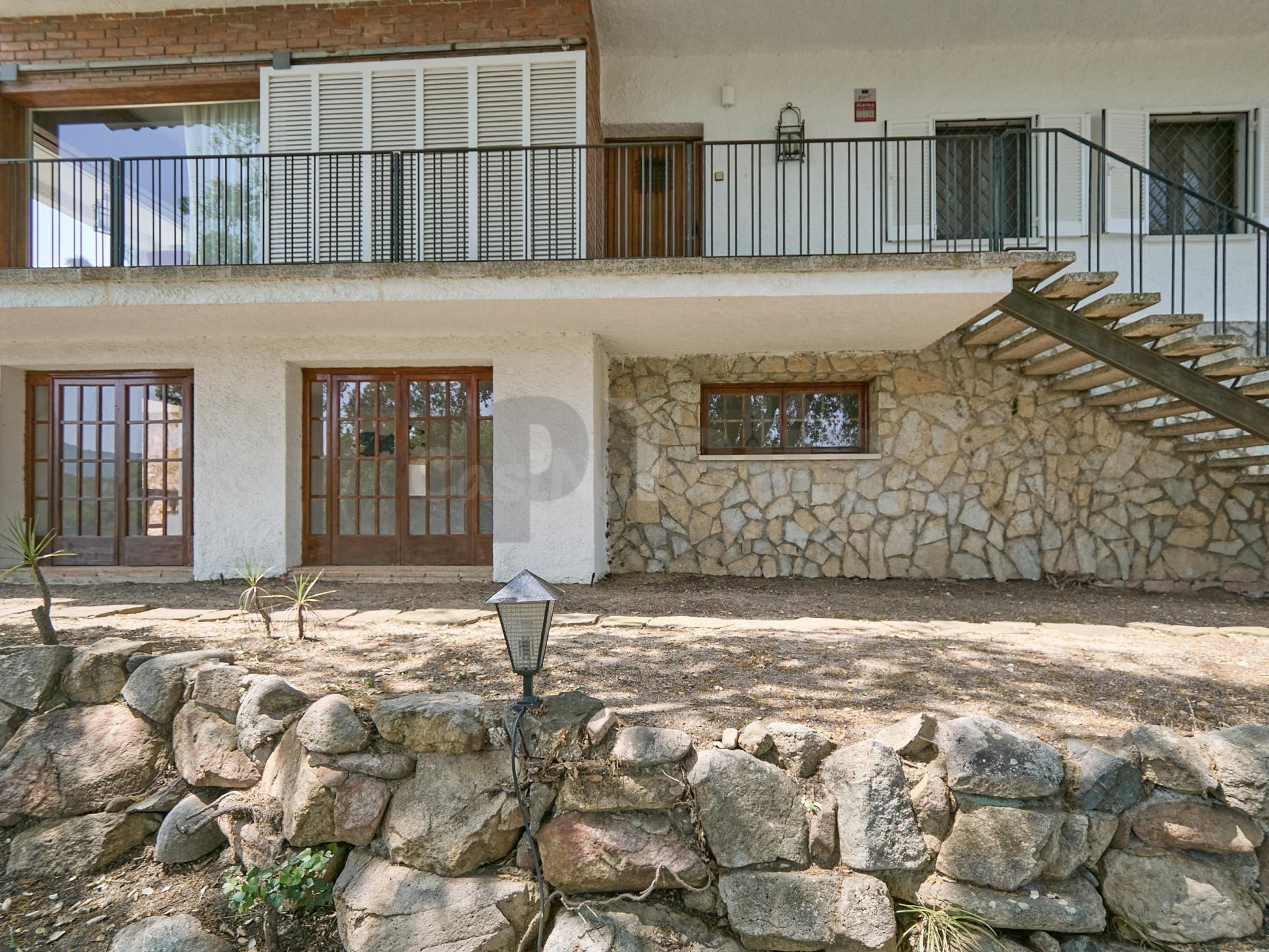 Villa con 2.000 m2 de parcela, privacidad total y gran potencial en Los Pinares.
