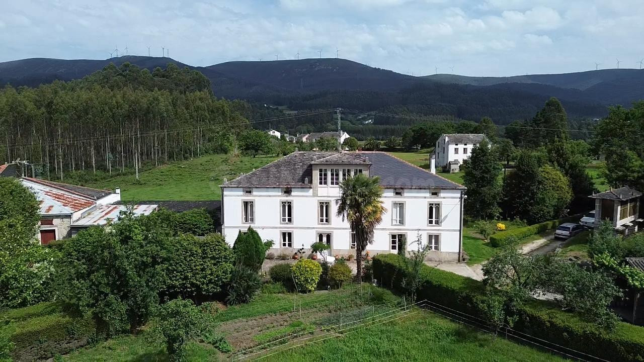 Casa señorial gallega con hórreo, granero y 12.000 m2 de finca cerca de Foz y Burela"