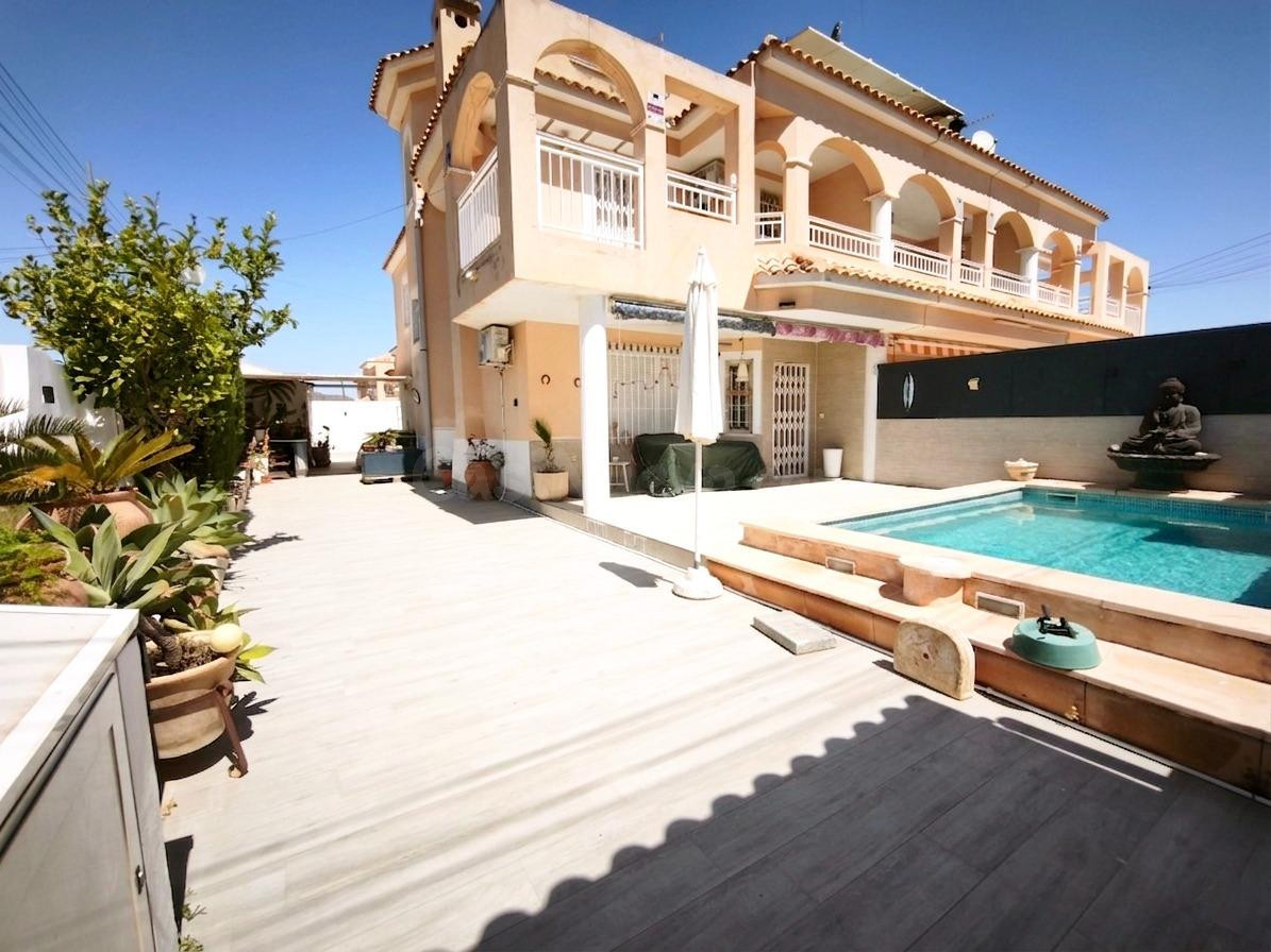 FANTASTICO TRIPLEX CON PISCINA A TAN SOLO 300M DE LA PLAYA