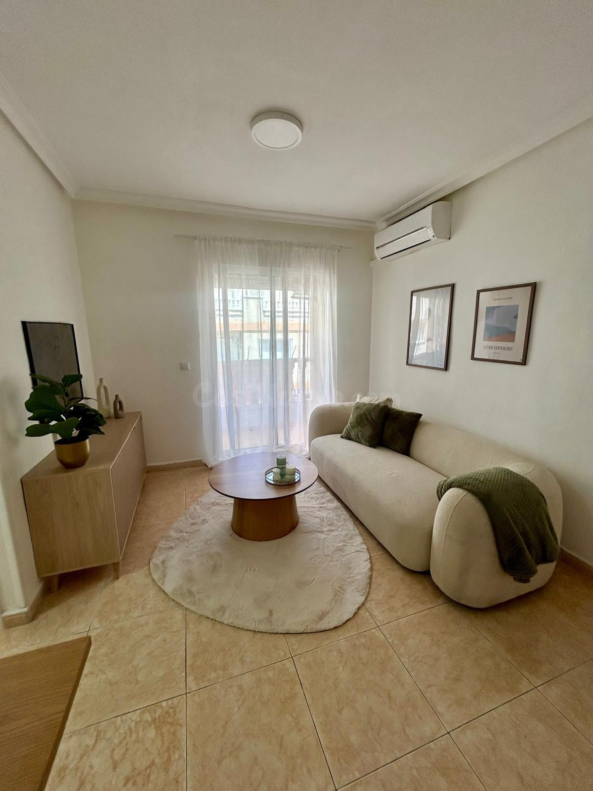 Piso totalmente reformado con 2 dormitorios y amplia terraza a solo 600 metros de la Playa de Los Locos | 146.000 €