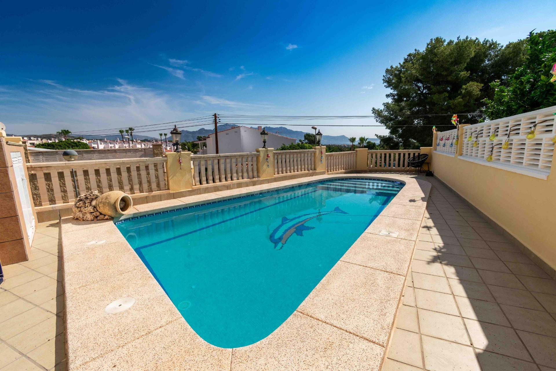 Soleado chalet de 4 dormitorios, garaje, piscina y cocina exterior en parcela de 406m2