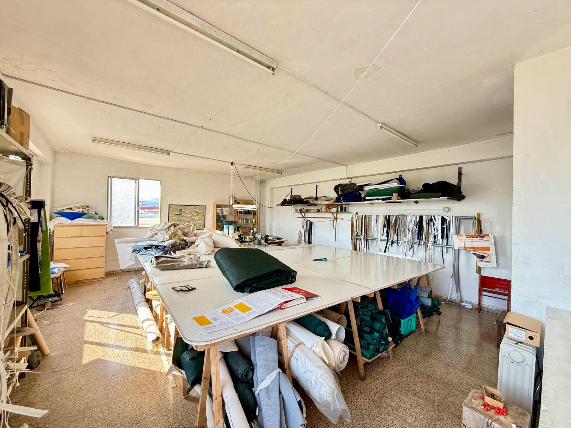 Se traspasa importante negocio con taller de velería en pleno funcionamiento en nave industrial en polígono , Palma